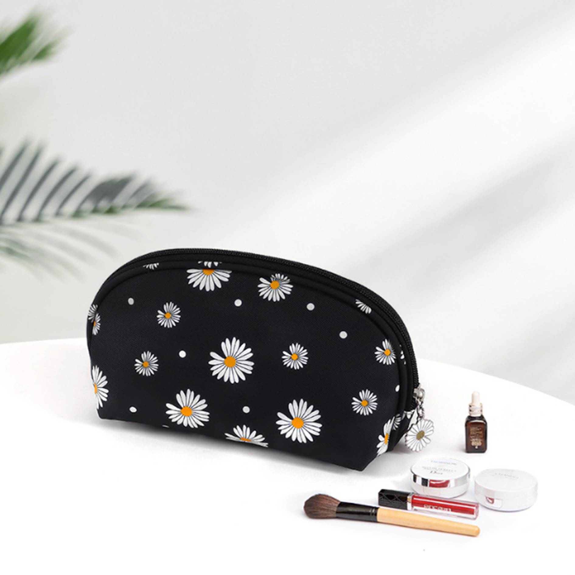 Daisy Patterned Handheld Cosmetic Bag 1