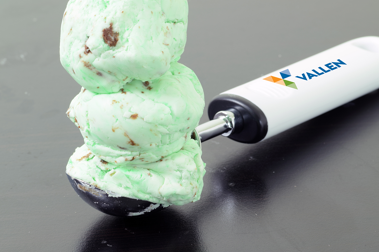 Metal Ice Cream Scoop with White Handle 3