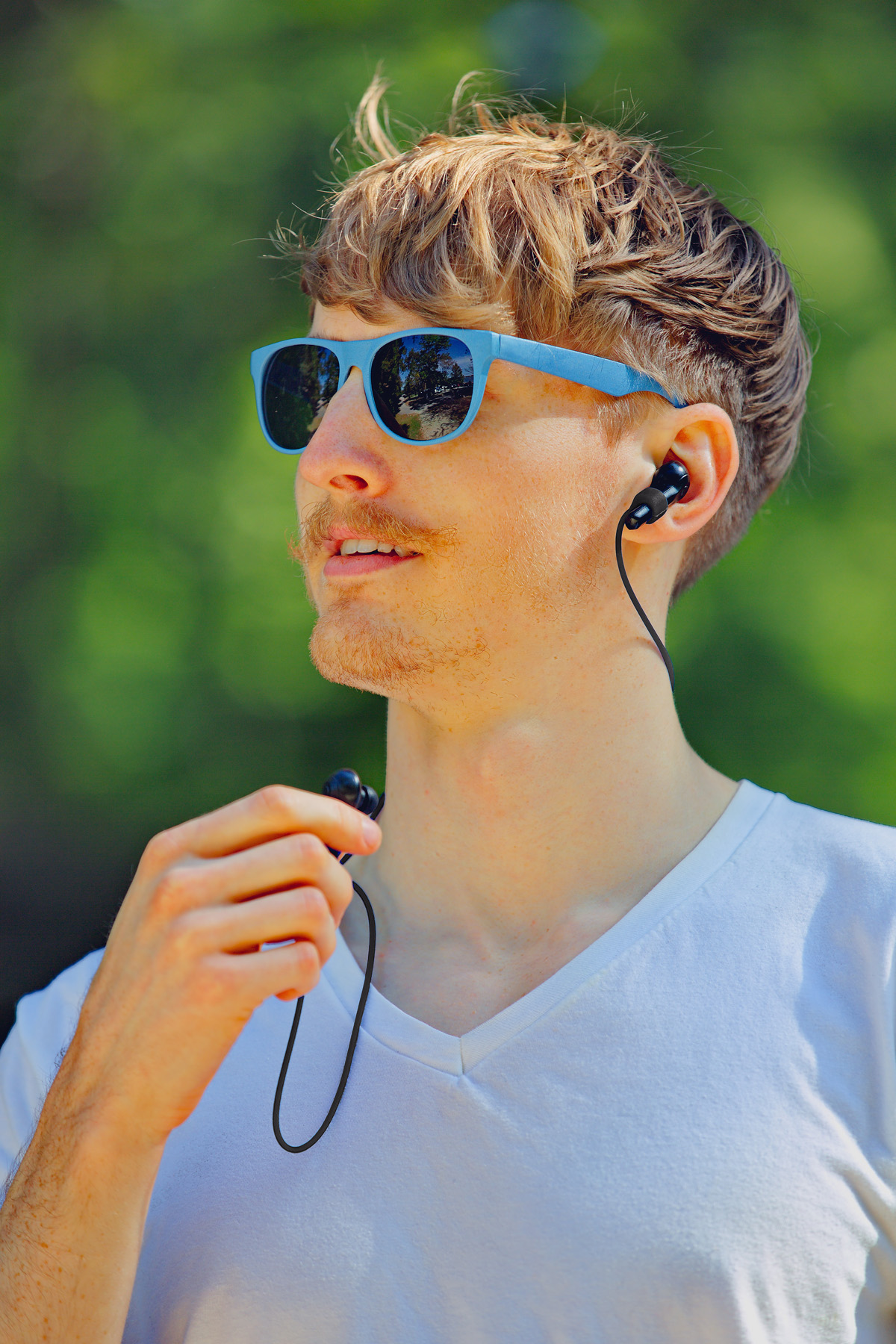 Easy-Wear Earbud/Glasses Holder 17