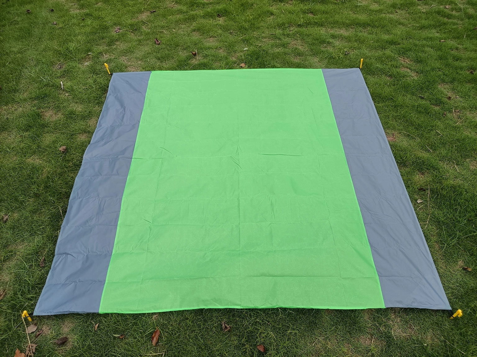 Pocket Picnic Blanket with 4 Stakes 10