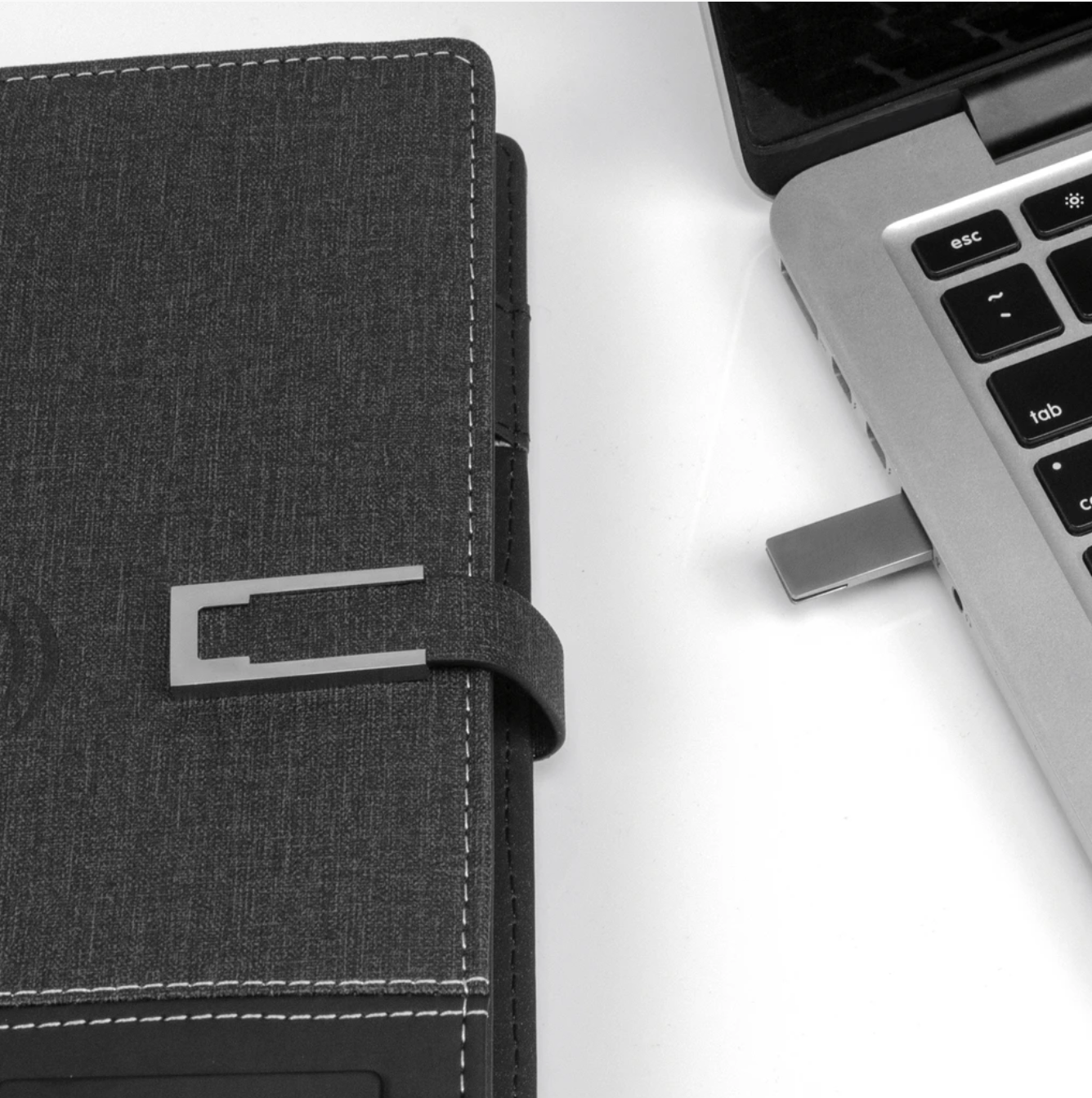 Padfolio with Power Bank (8000 mAh) & USB Drive (16 GB) 8