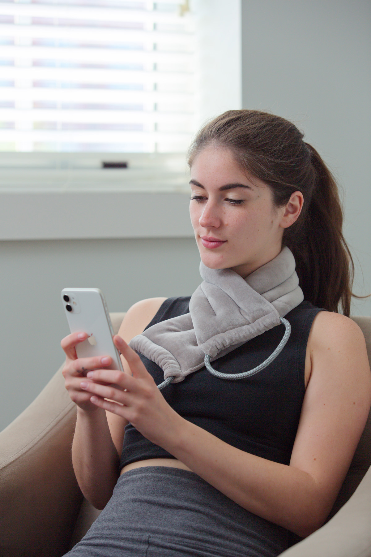 BeWell™ Flaxseed Heat Therapy Neck/Shoulder Pad with Hand Loops 4