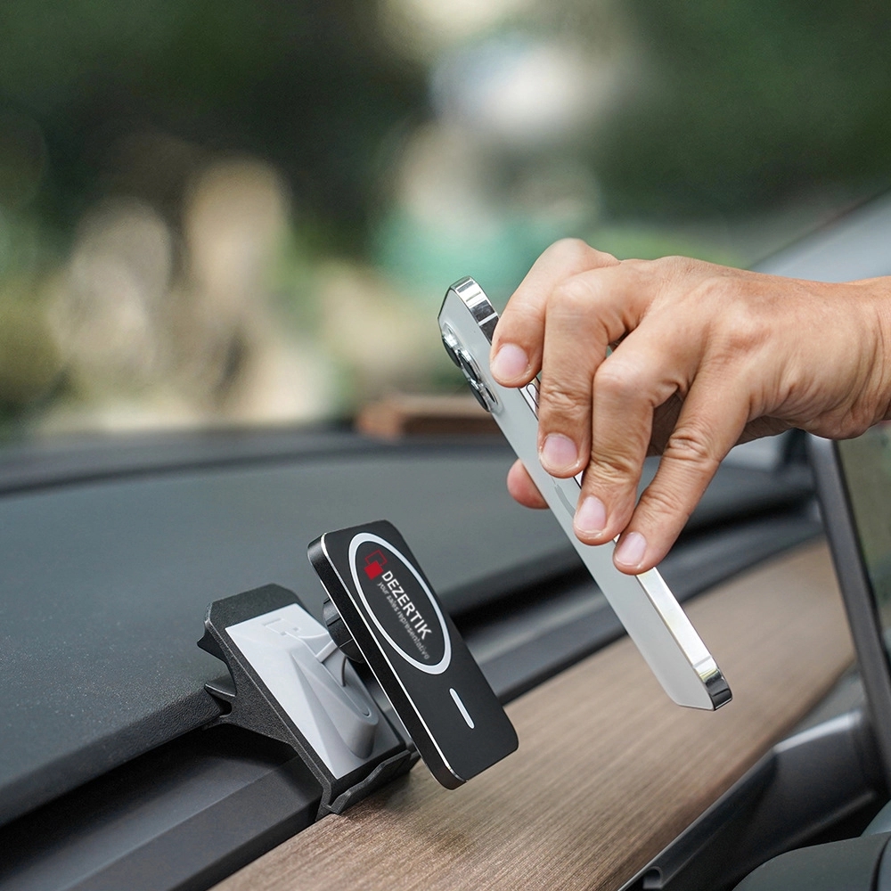 Magnetic Wireless Mobile Phone Car Charger 2
