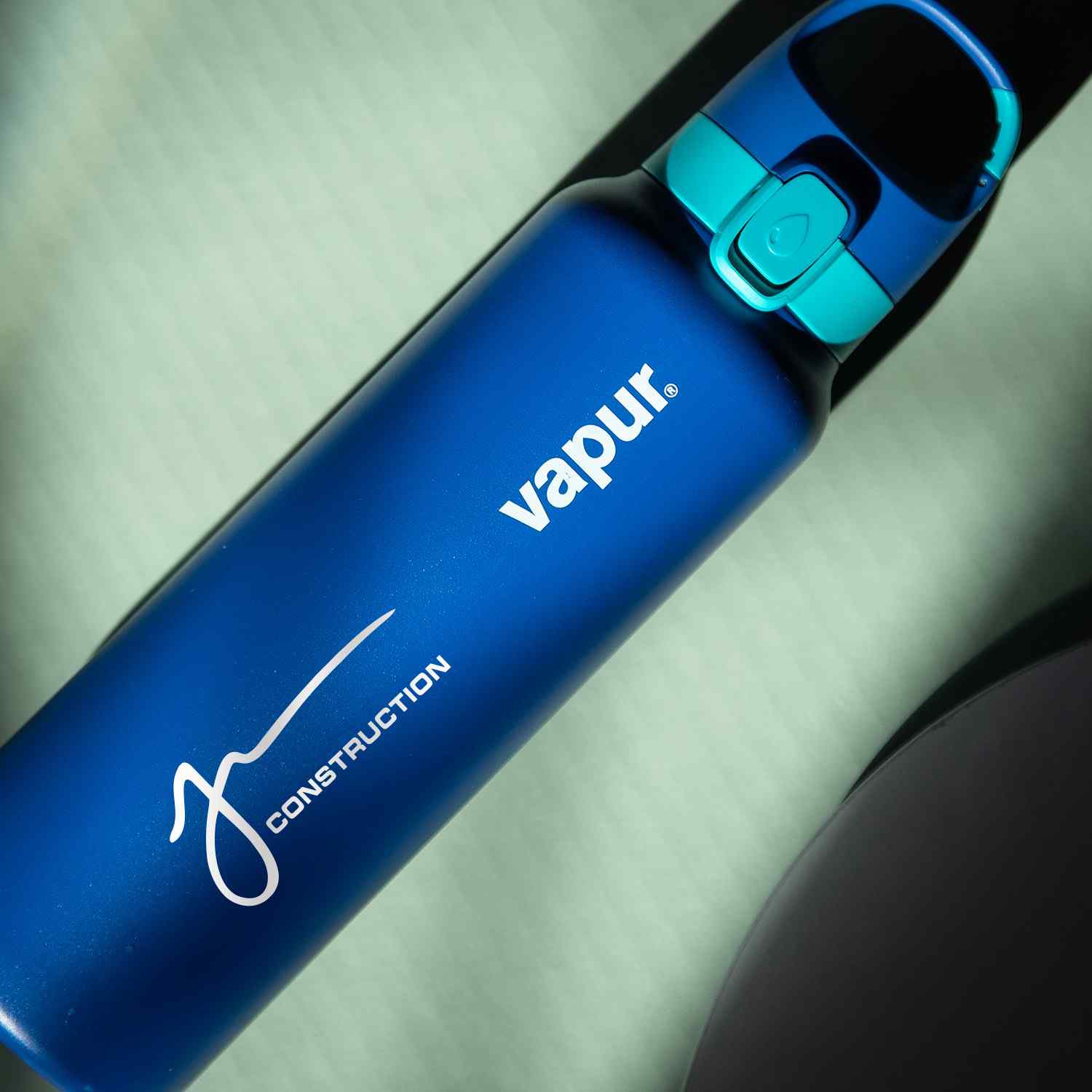 Vapur® Chill 20oz Insulated Water Bottle Admiral Blue with Malibu Teal Trim 11