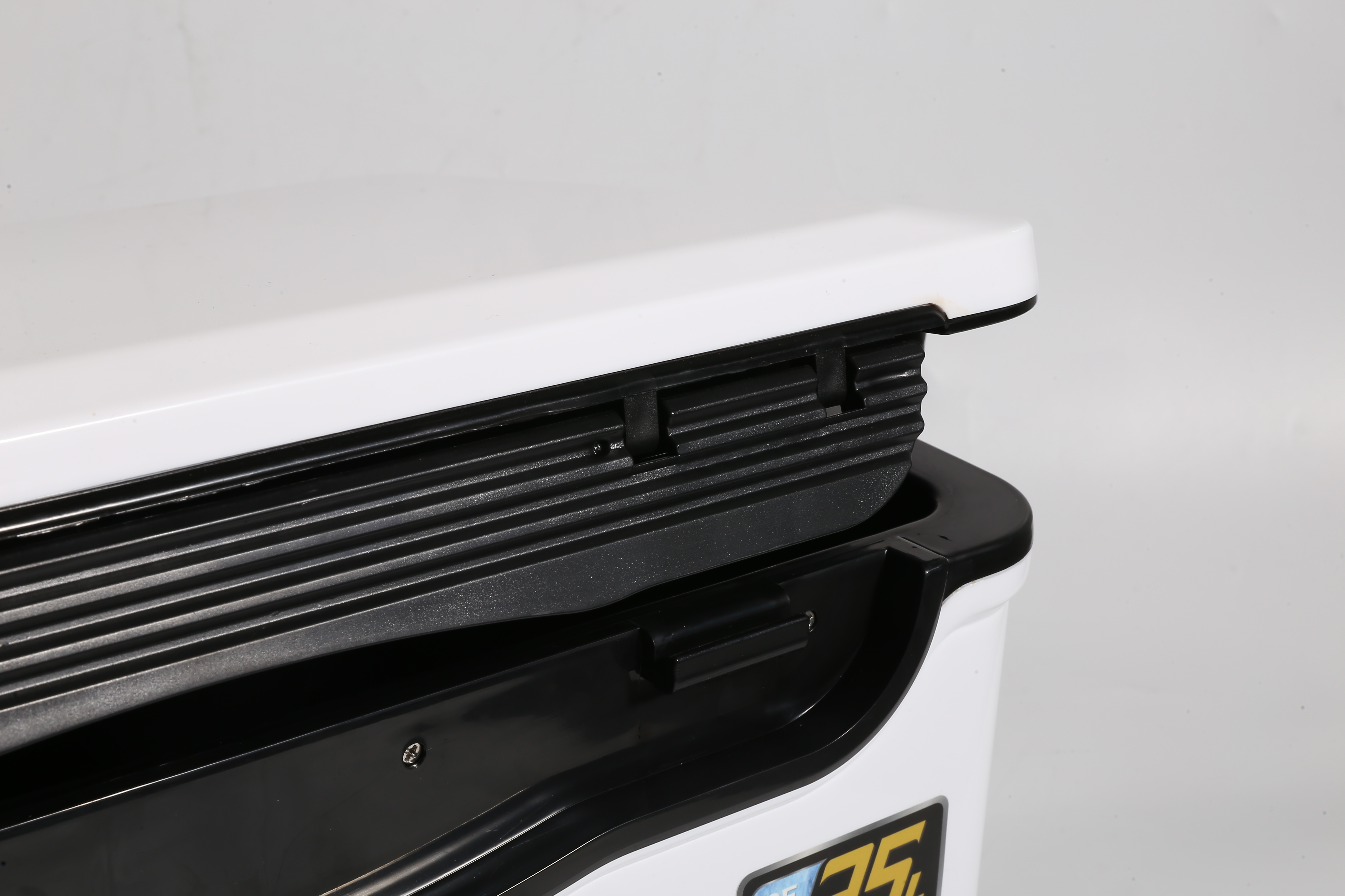 26-Quart Vehicle-mounted Cooler 3