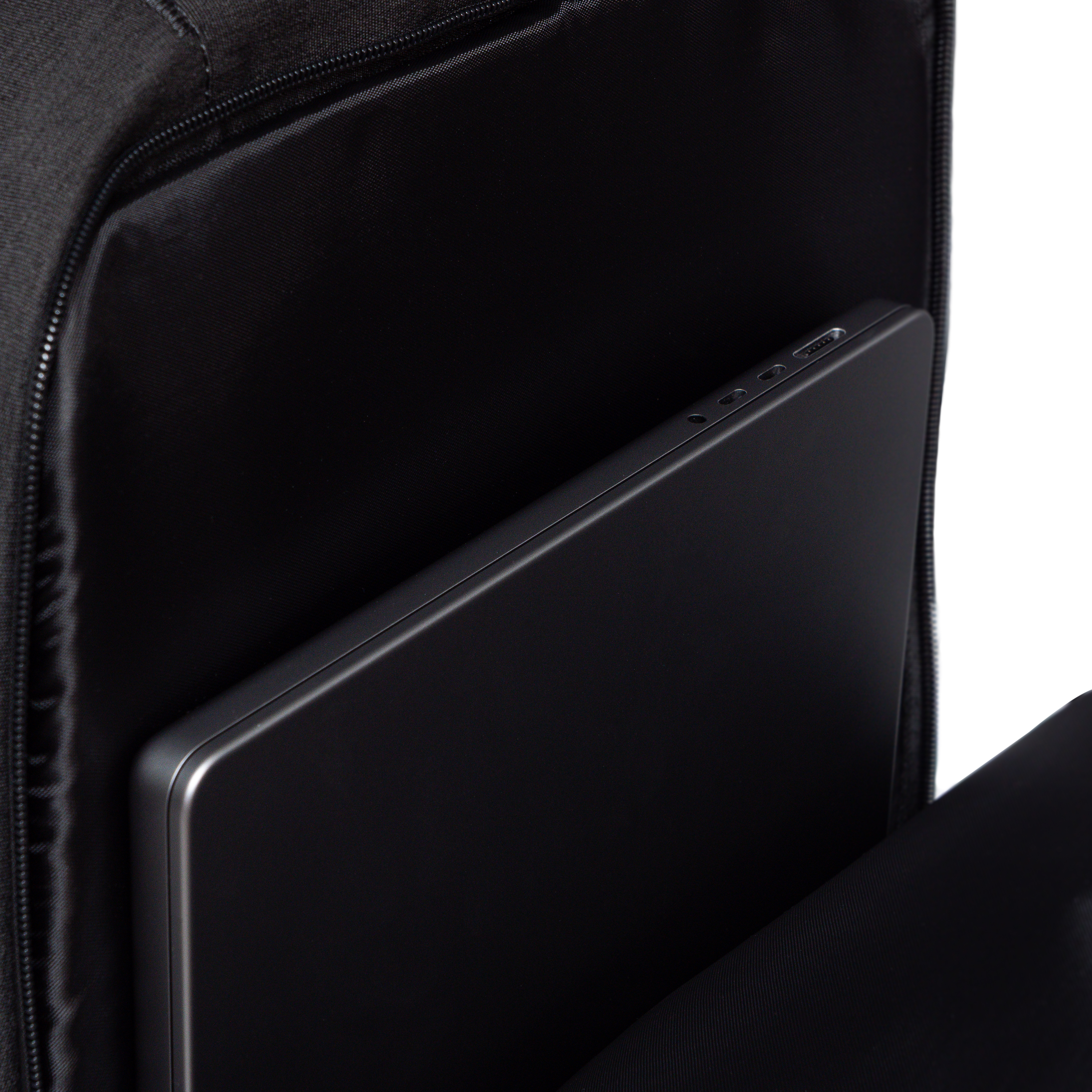 Nomad must haves - renew backpack 33