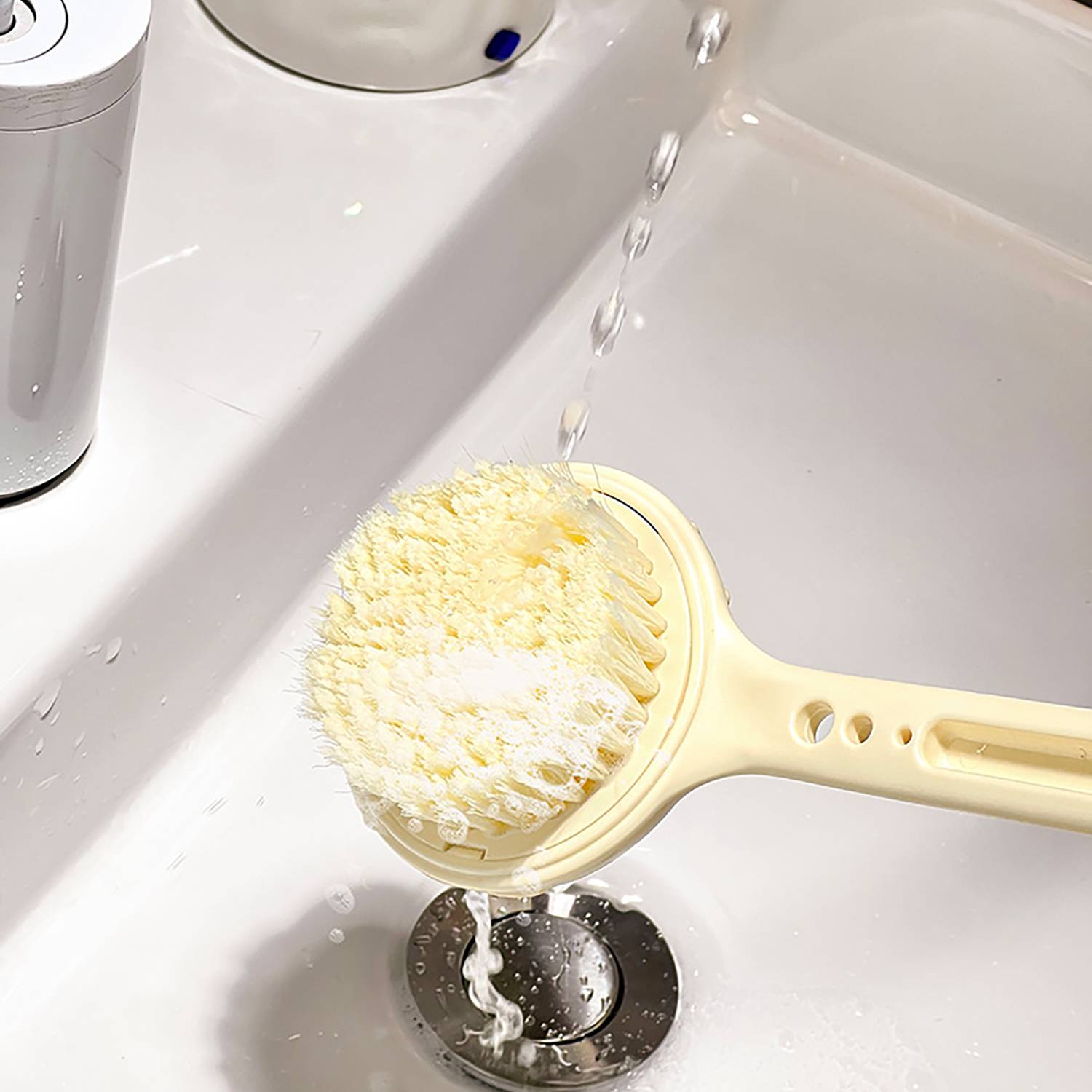 Cute Long-Handled Bath Brush 2