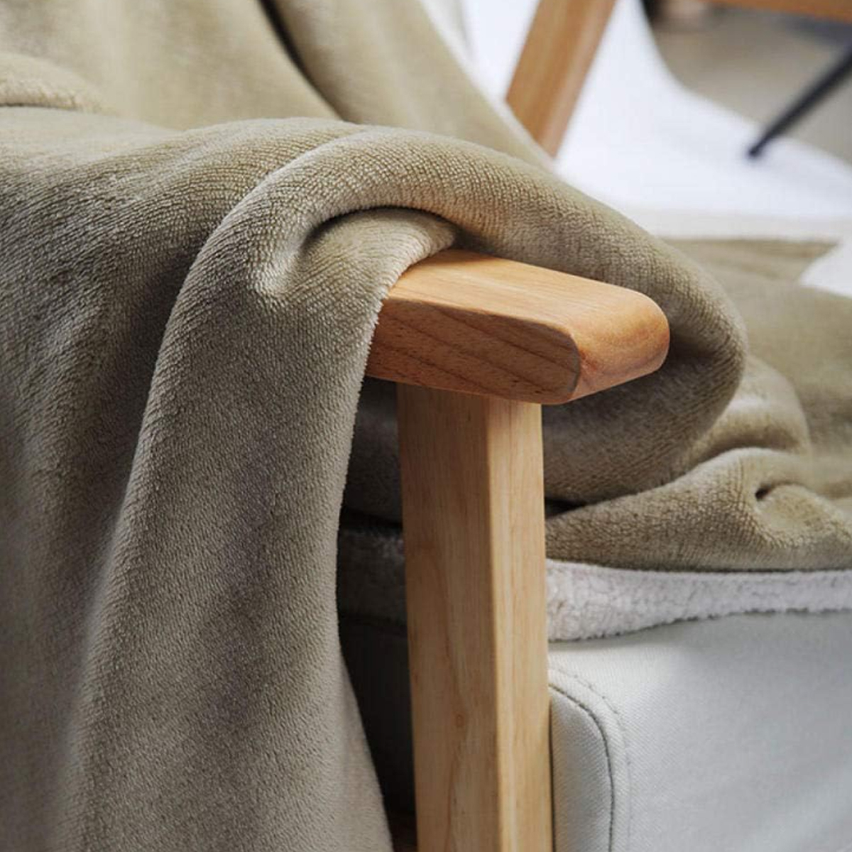 Two-Tone Sherpa Fleece Blanket with Soft Reversible Design 7