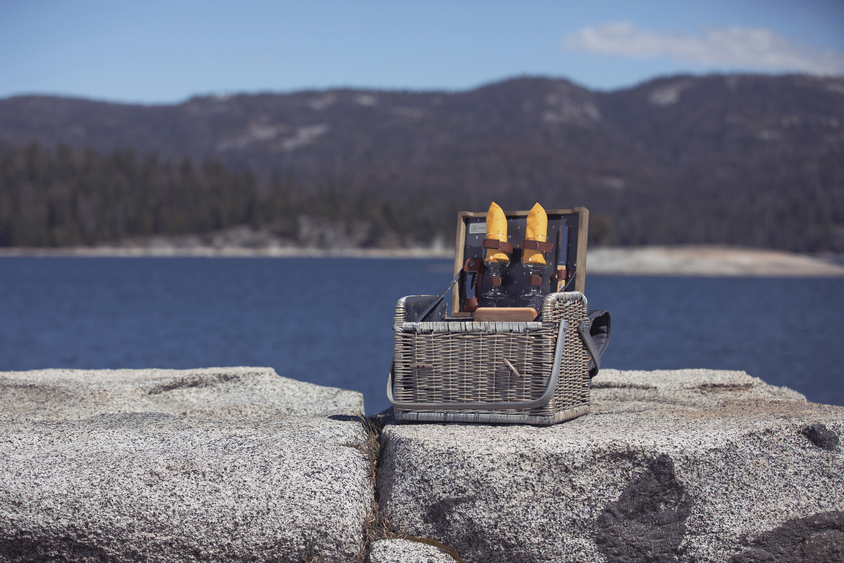Kabrio Wine & Cheese Picnic Basket 3