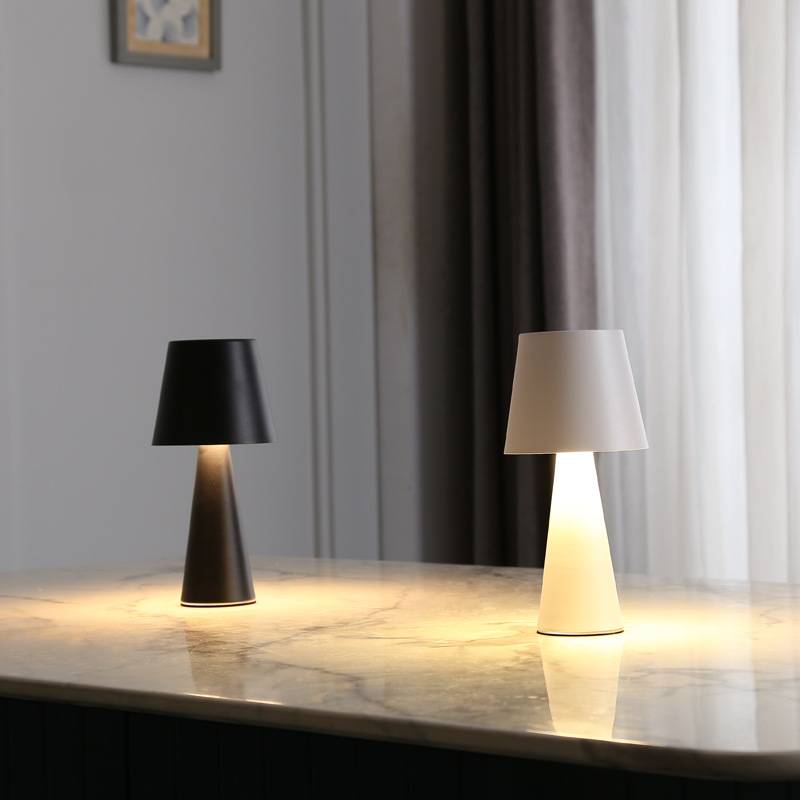 Modern simple atmosphere desktop lamp 4