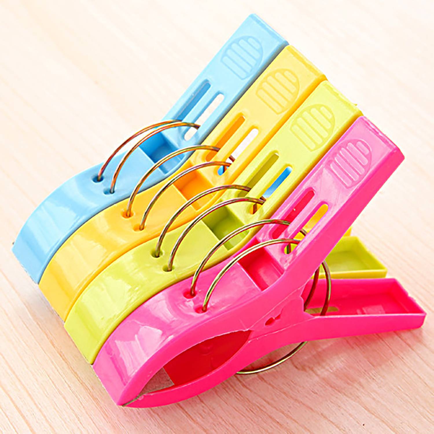 4 Pack Windproof Beach Towels and blanket Clips 2