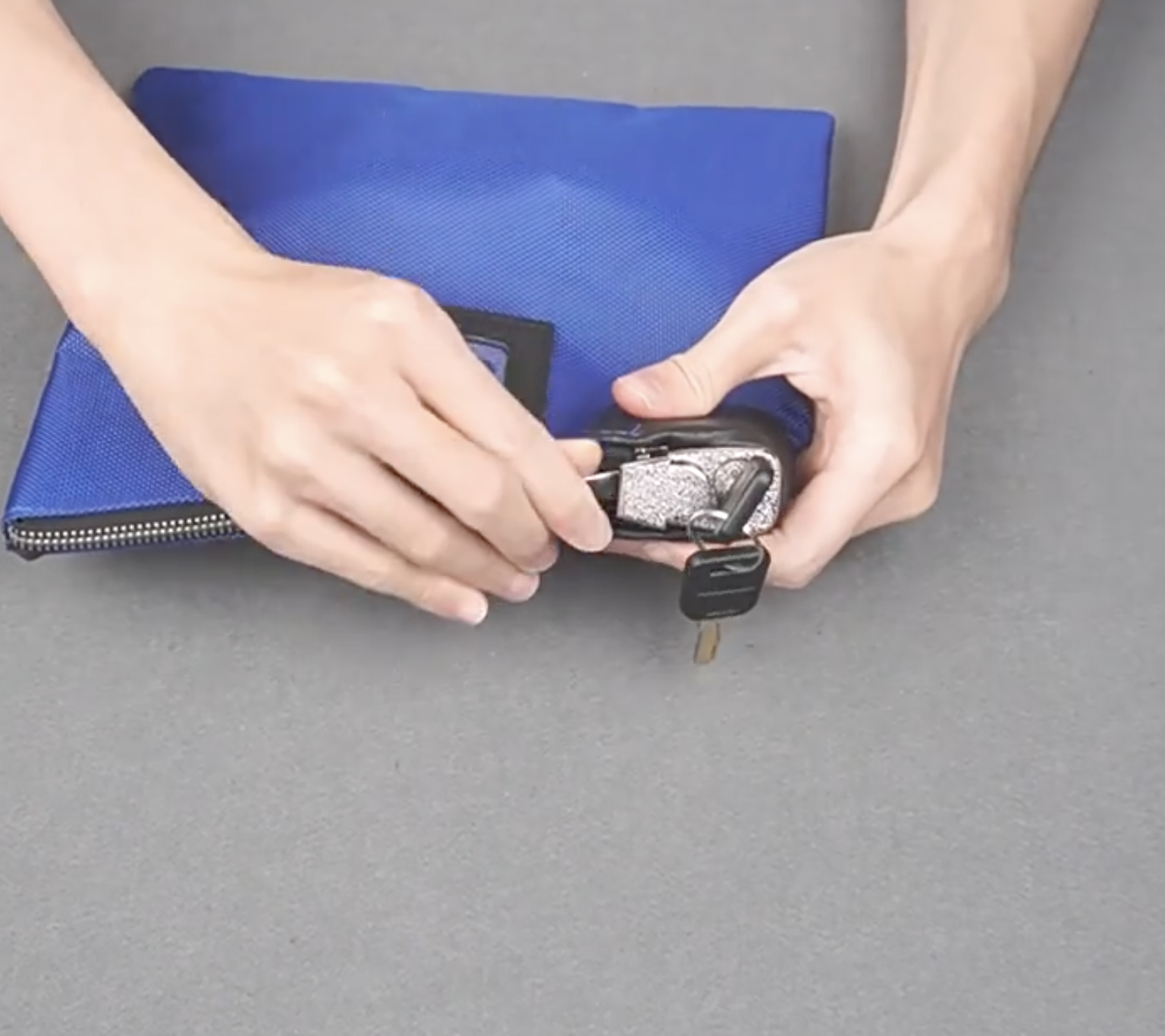 Master Lock Money Bag with Key Lock 4