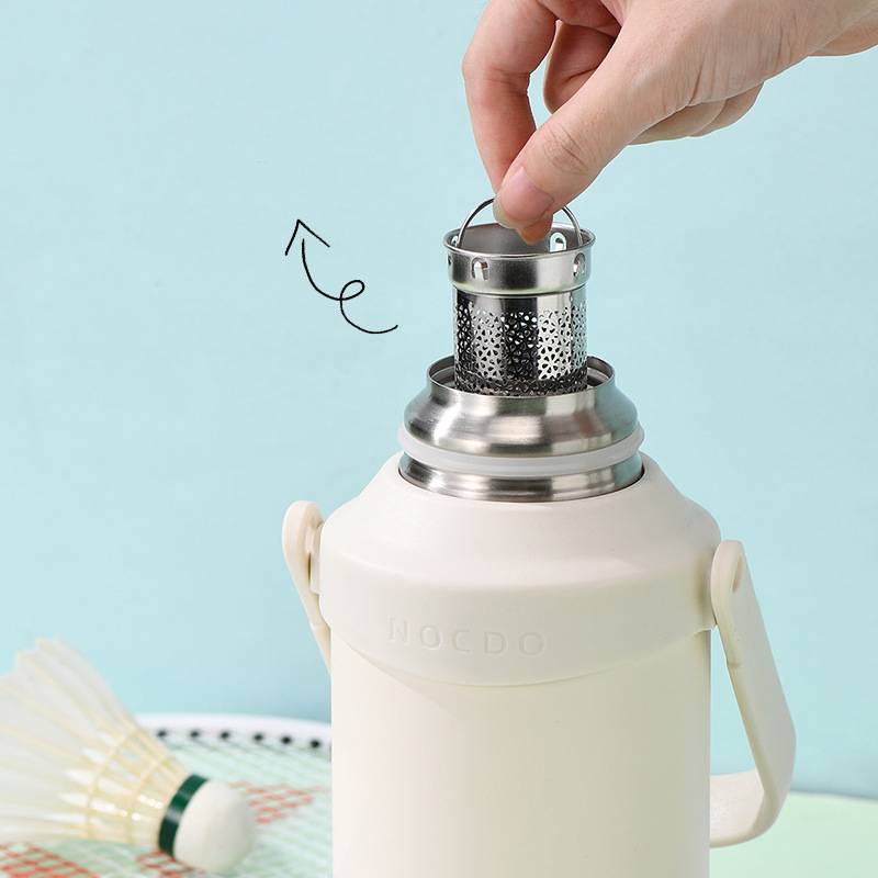 41oz White Insulated wattle bottle with a top handle 2