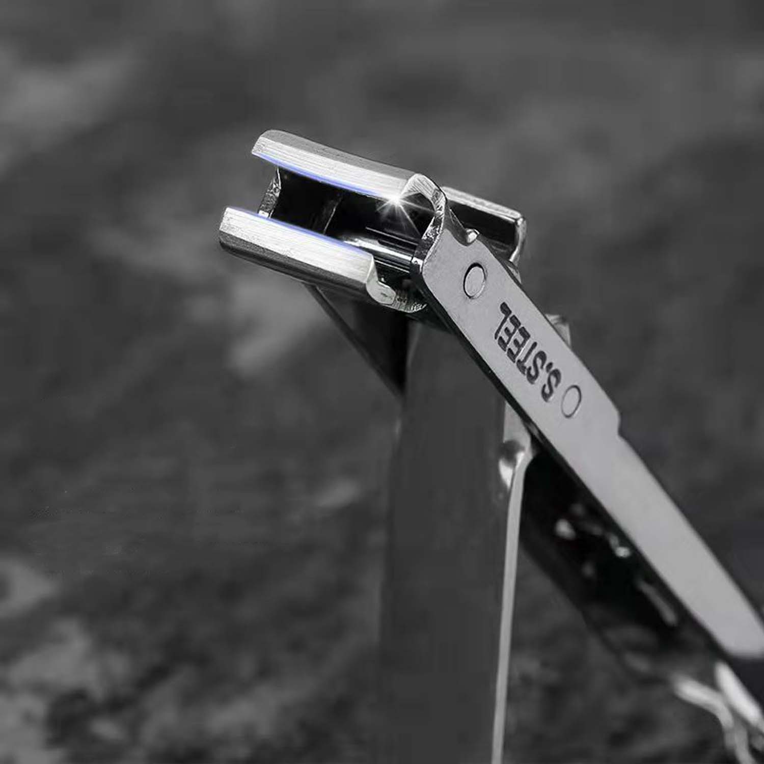 Compact Foldable Stainless Steel Fingernail clipper 1