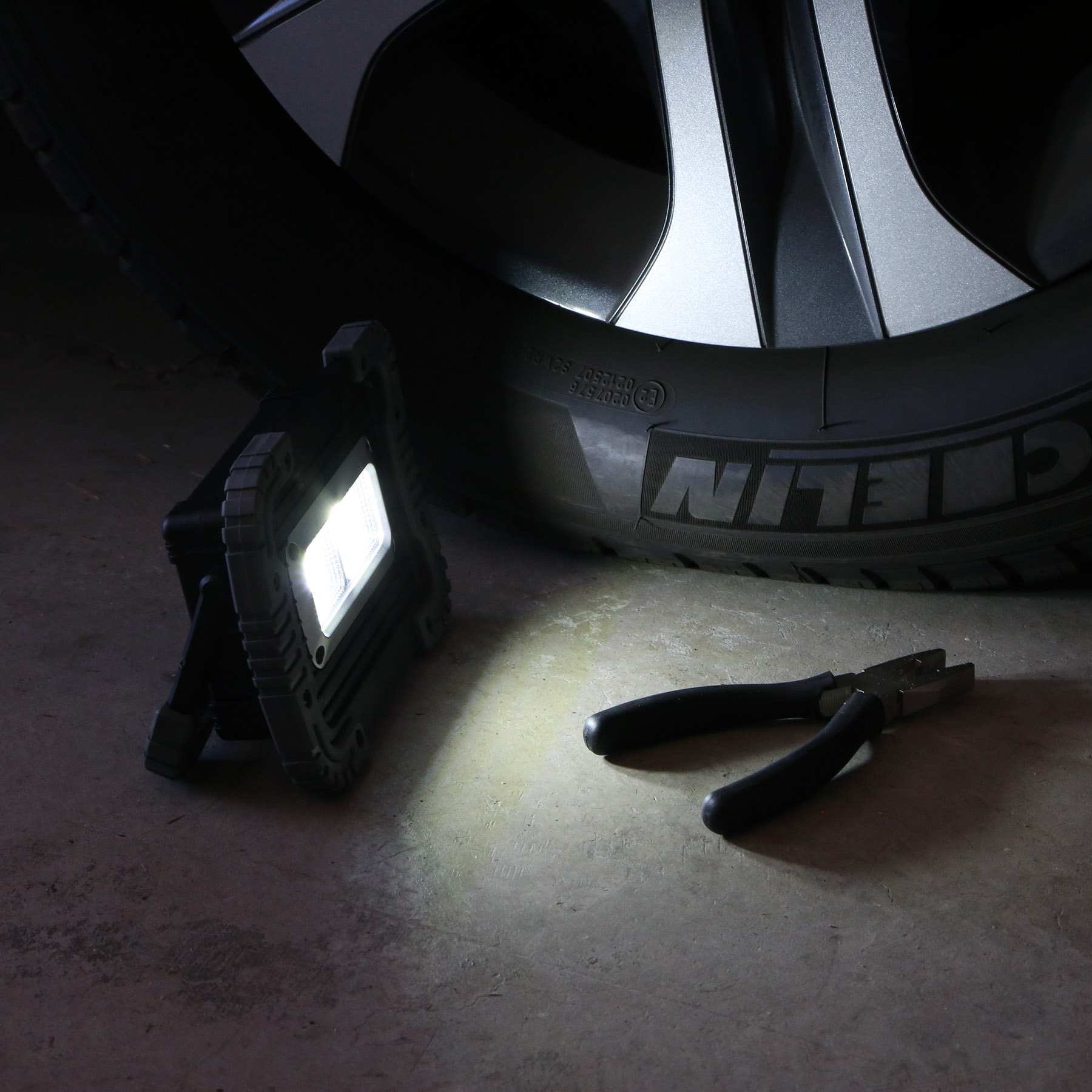 The Illuminator COB Work Light 4