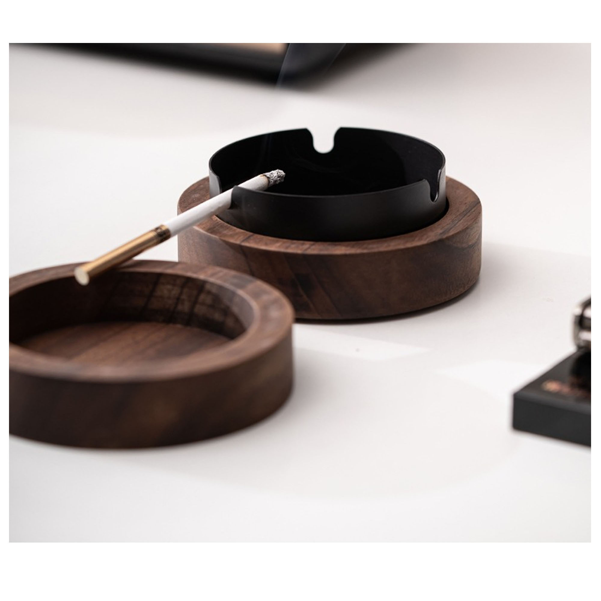 Nordic Walnut Ashtray with Lid for Splash Protection 1