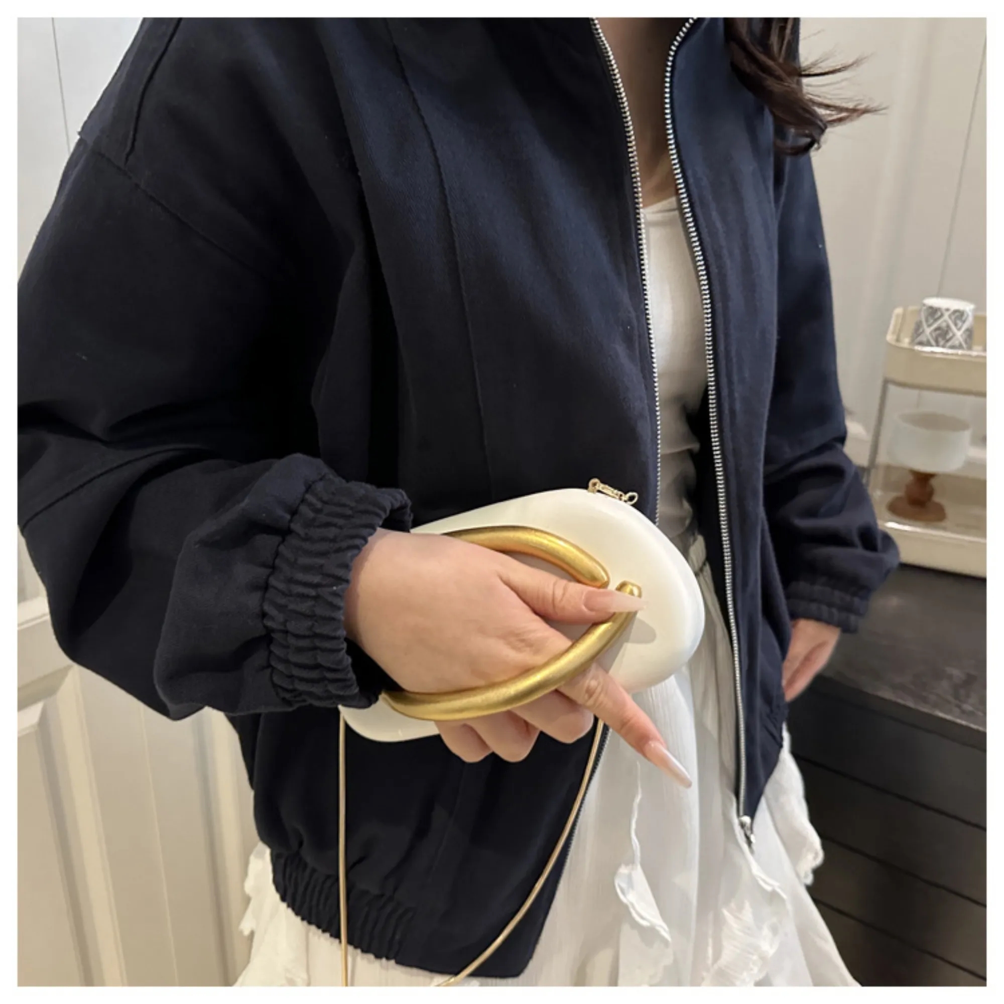 Carrying a metal handle with a single-shoulder crossbody 6