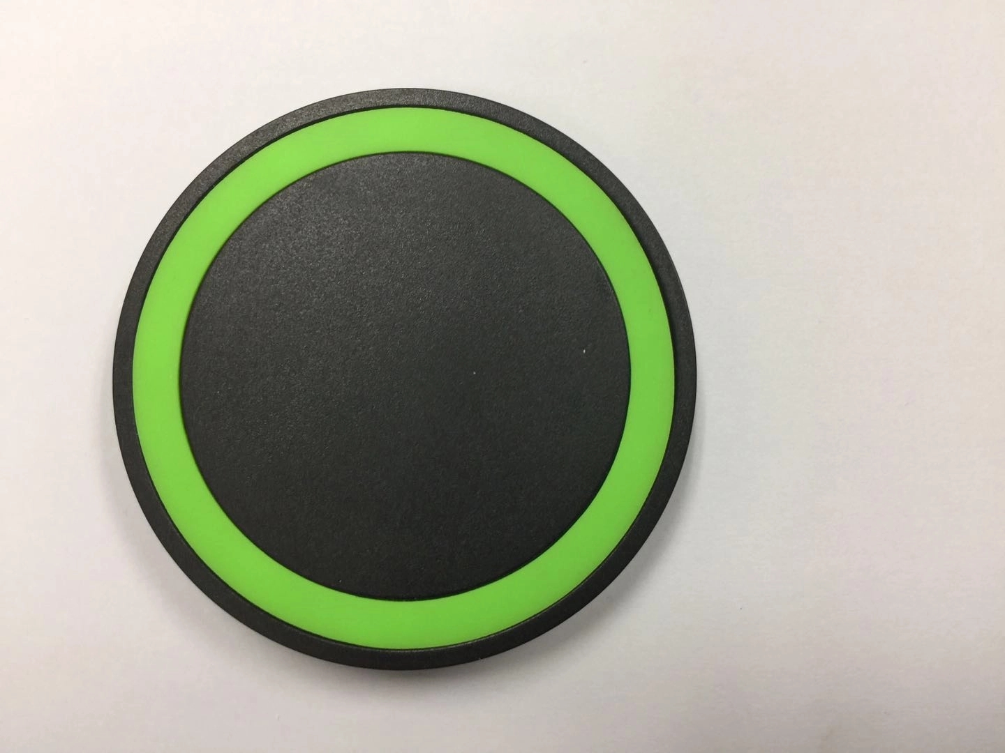 10W universal wireless charging pad for Qi-compat. devices 11