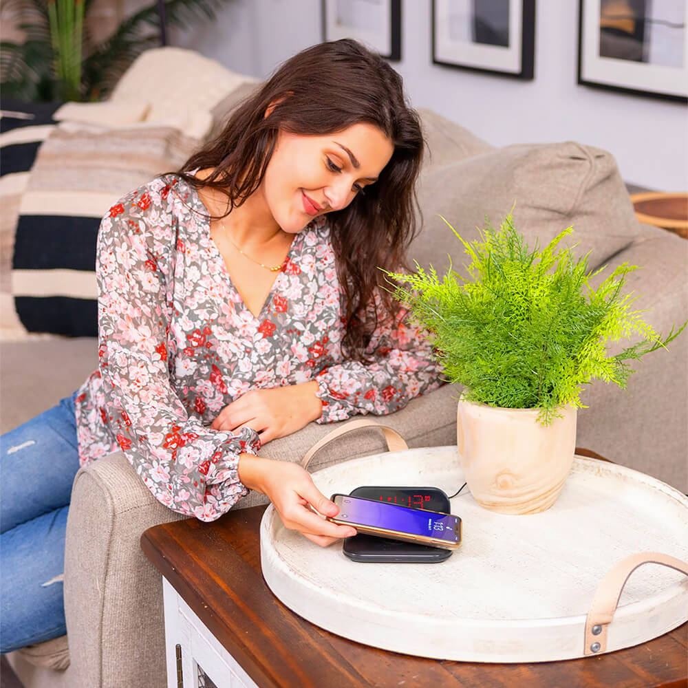 Alarm Clock With Qi Wireless Charger