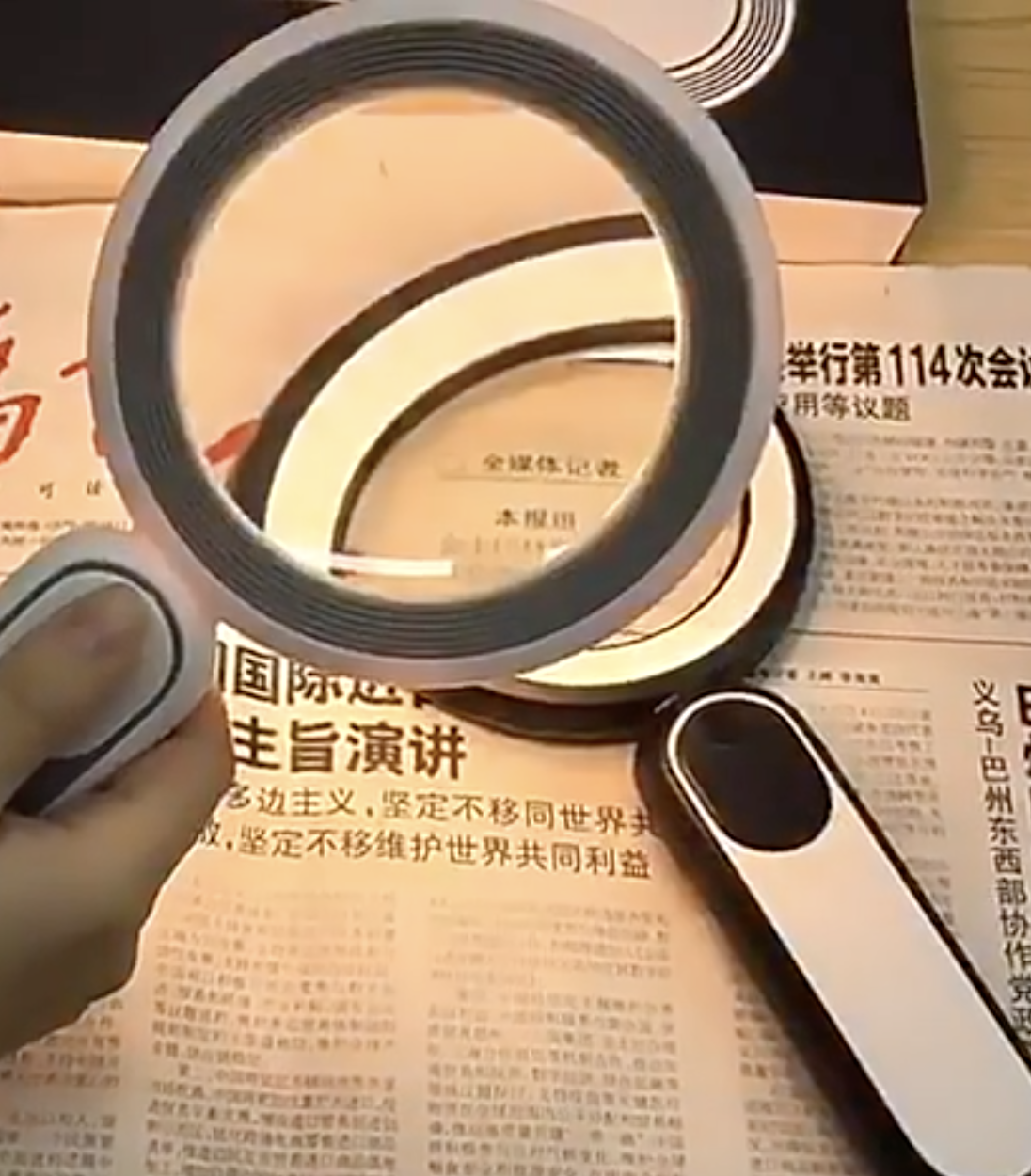 30X Handheld Magnifying Glass with 18LED Cold and Warm Light 11