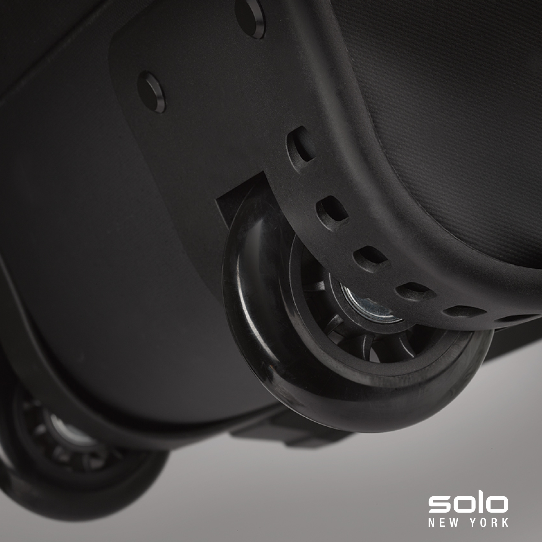 Solo New York Leroy Rolling Duffel 27