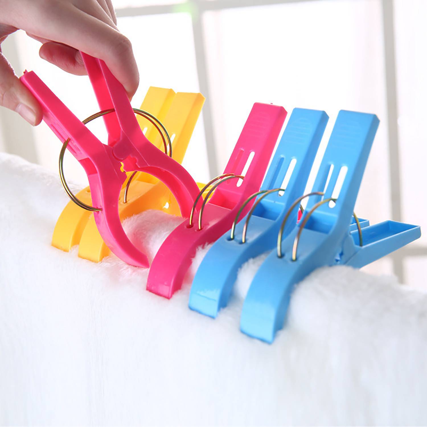 4 Pack Windproof Beach Towels and blanket Clips 6