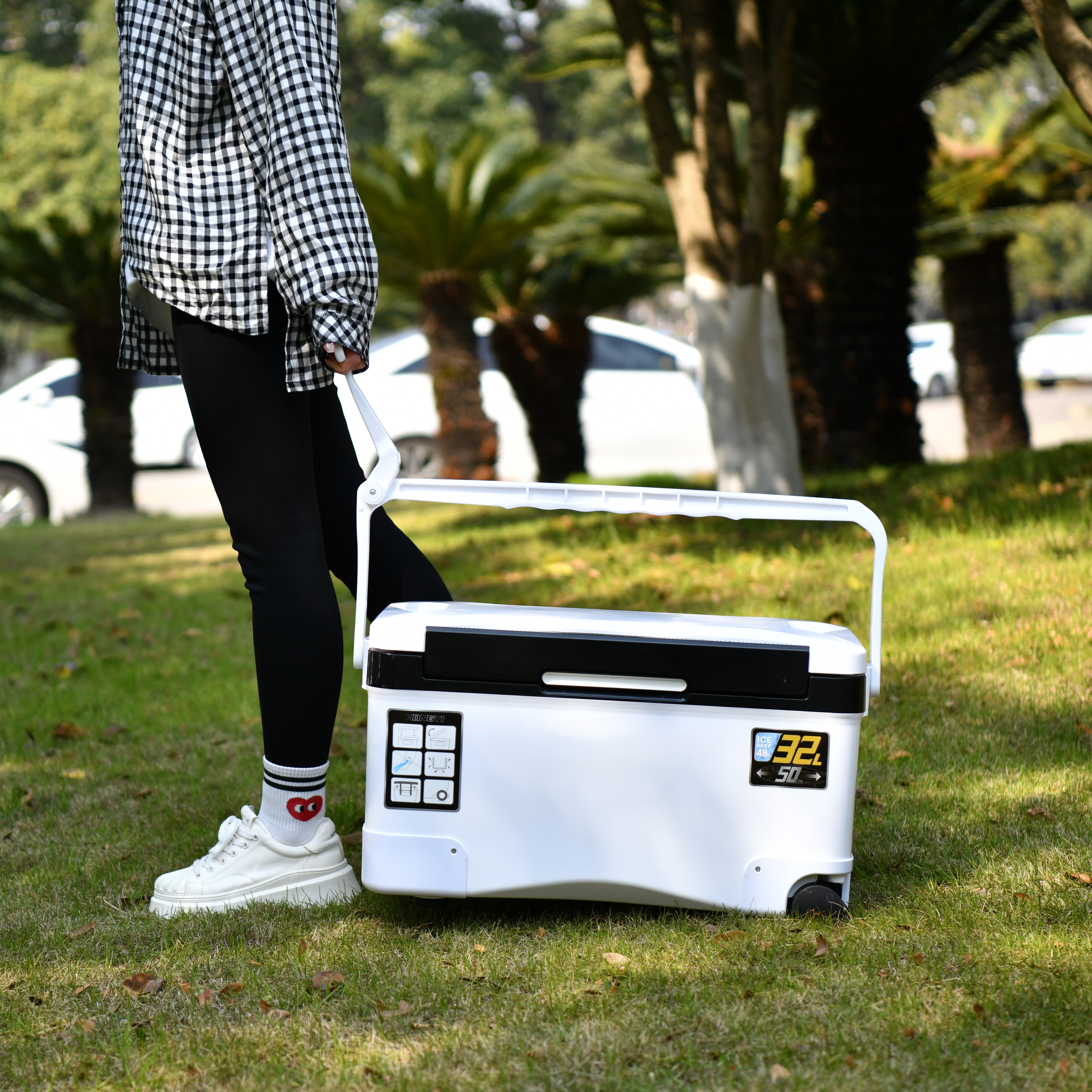 34-Quart Wheeled Vehicle-mounted Cooler 2