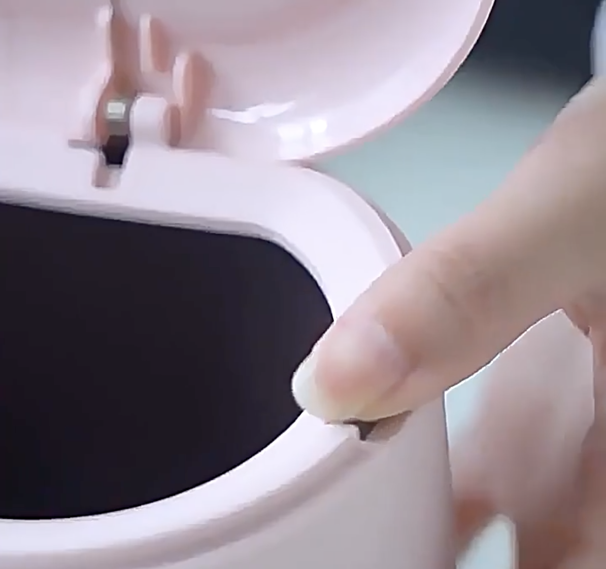 Mini Trash Can with Lid 3