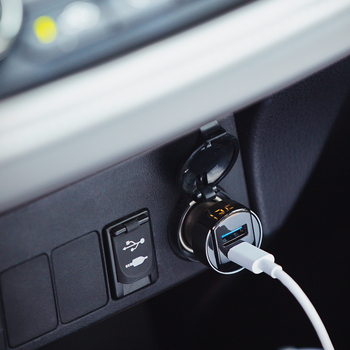 ihub™  Super Fast USB-C 18W PD Car Charger 1