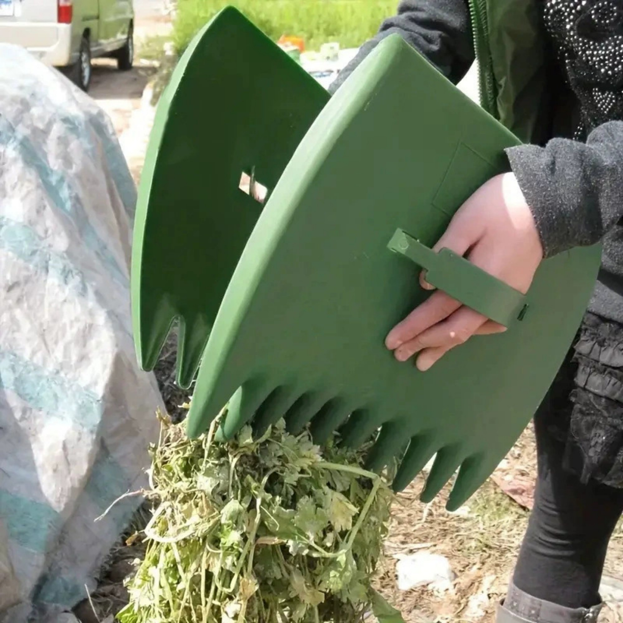 Handheld Leaf Scoop 2