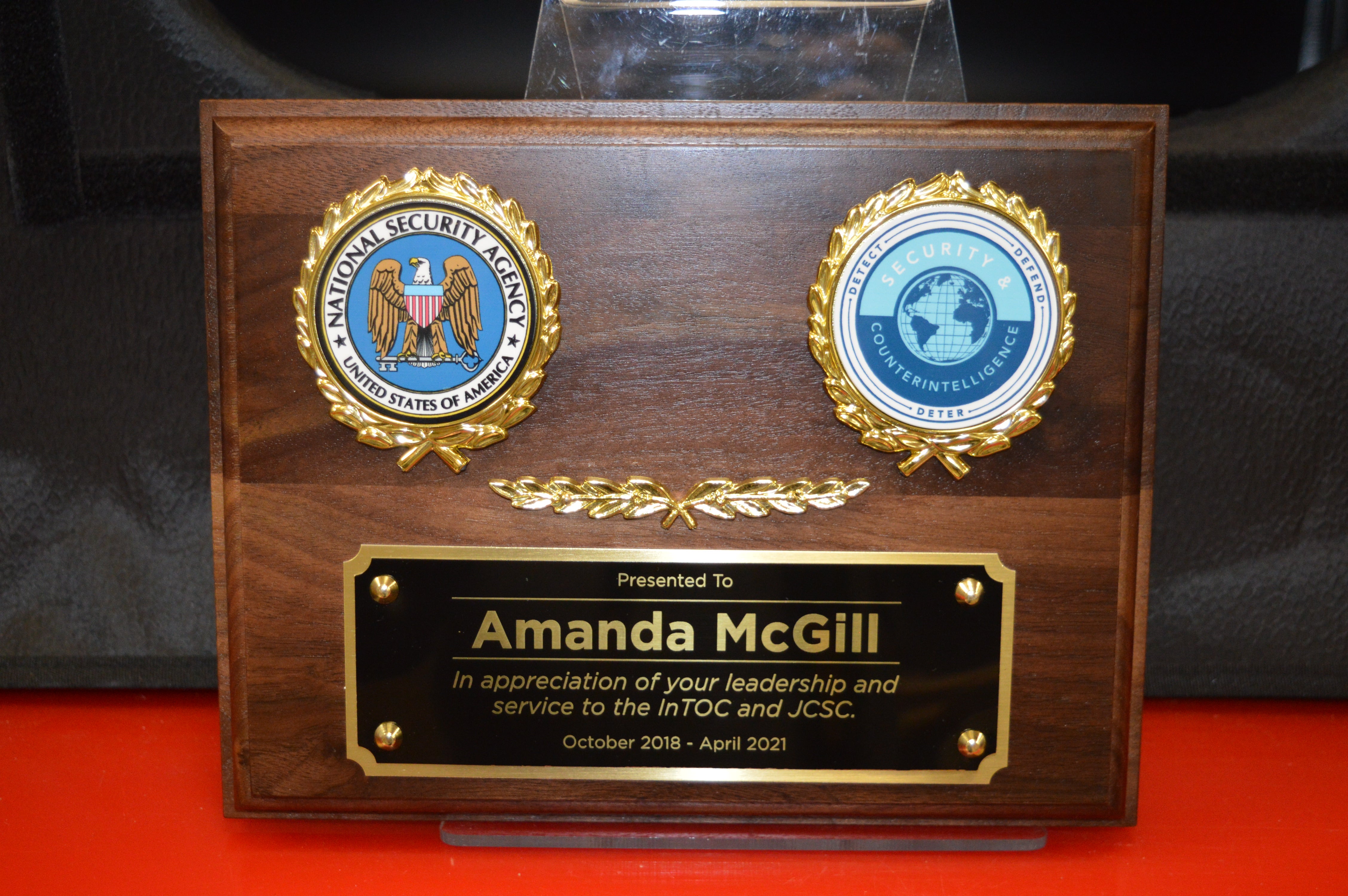 Simulated Walnut Plaque With 2 Wreaths 3