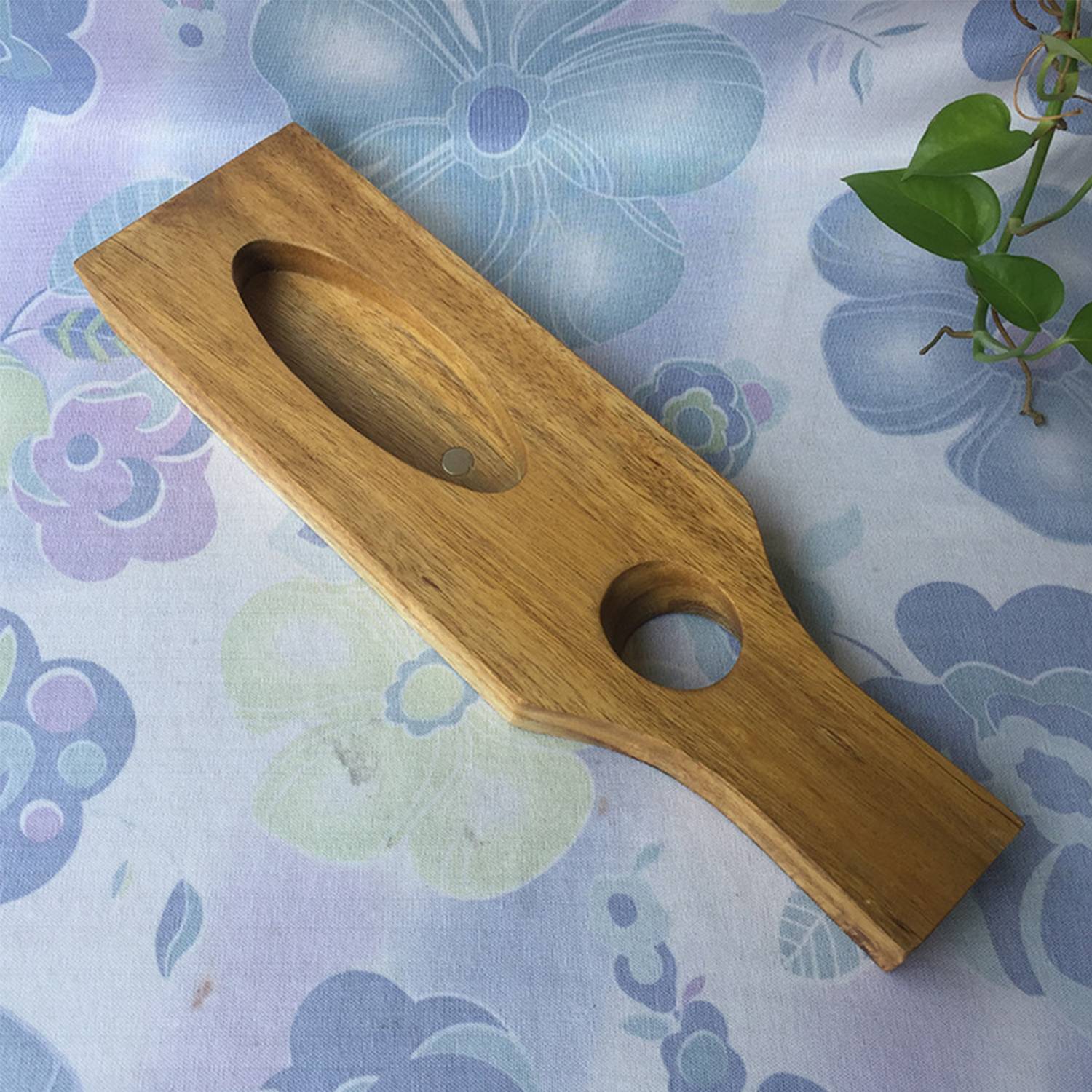 Wooden red wine bottle opener support seat 2