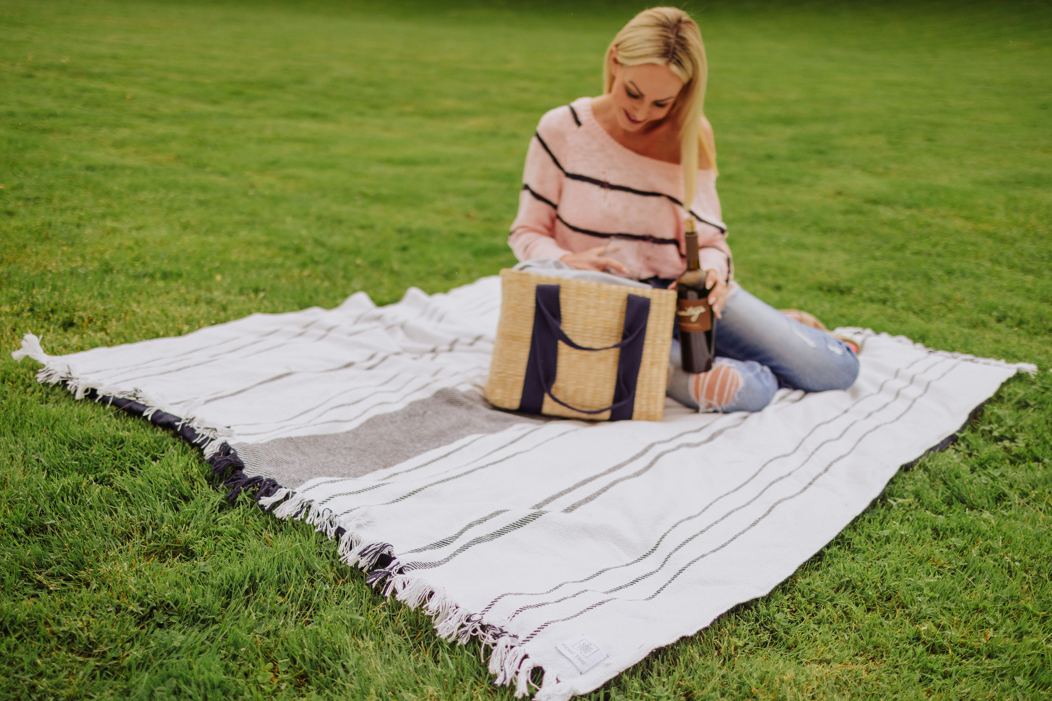 Montecito Picnic Blanket with Harness 5