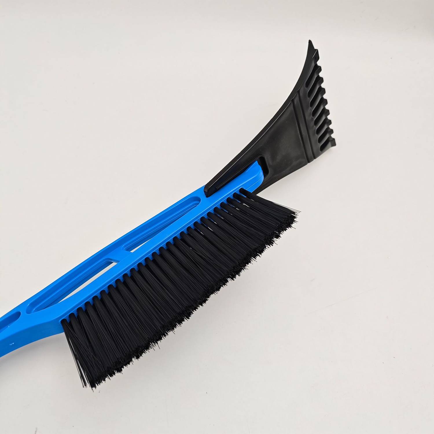 Multi Functional Car Snow Brush And Ice Removal Shovel 3