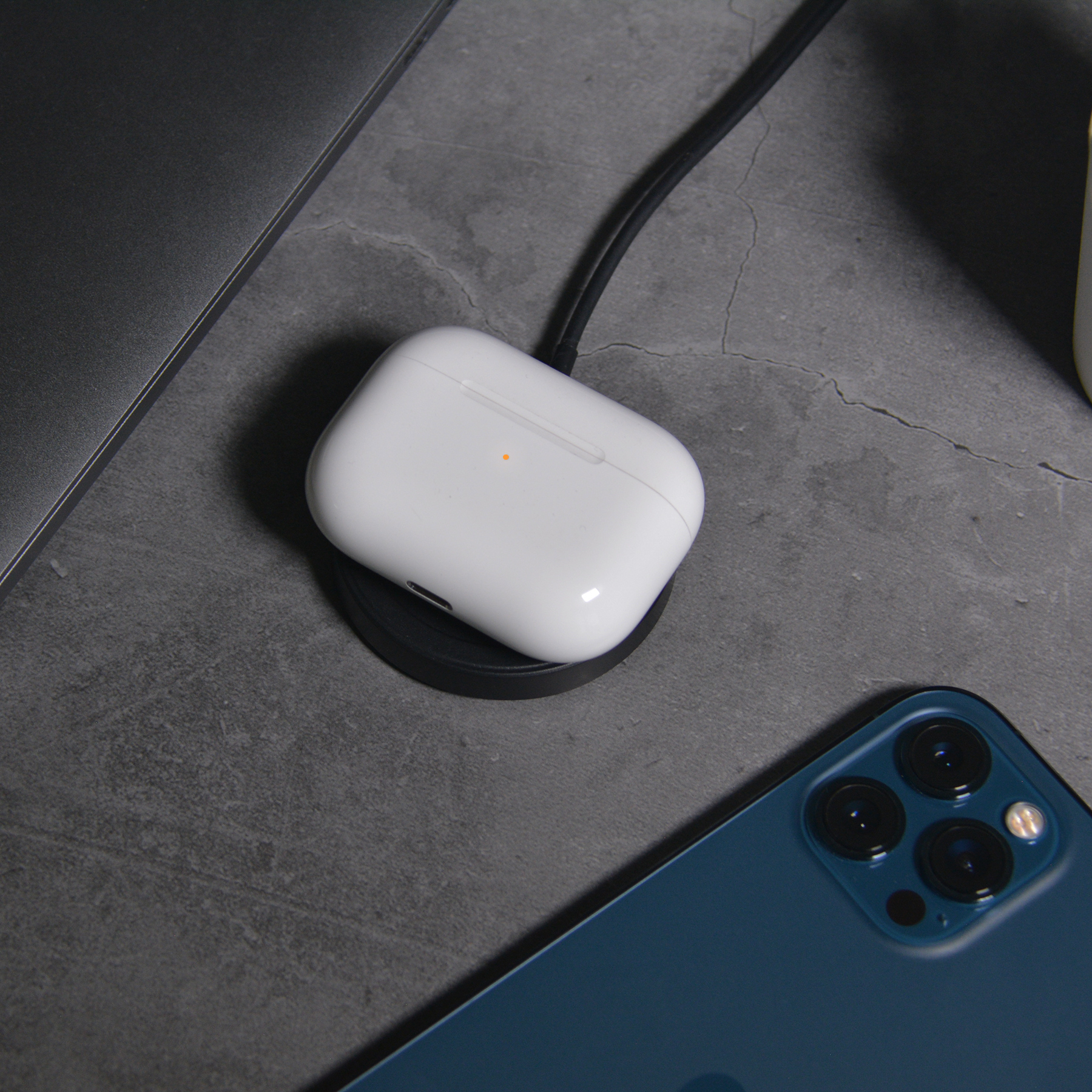 MagLED 15W Qi Wireless charger with light up logo display