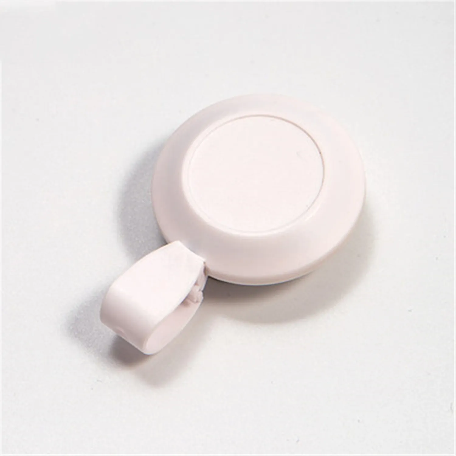 Easy-Pull Button Badge 6
