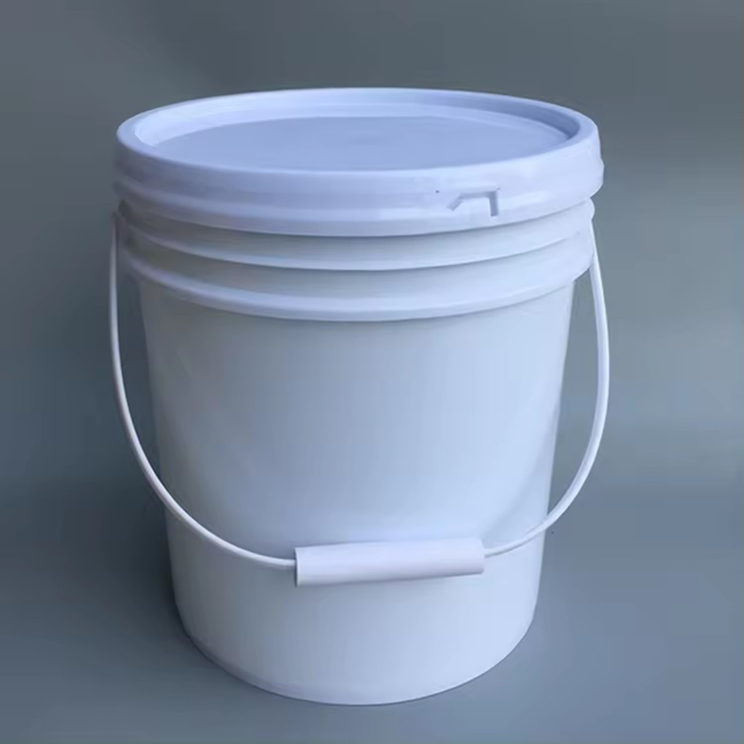 5.28 Gallon Plastic Paint Food Bucket 1