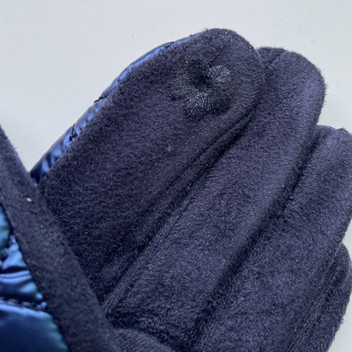 Women's Lightweight Black Quilted Gloves 4