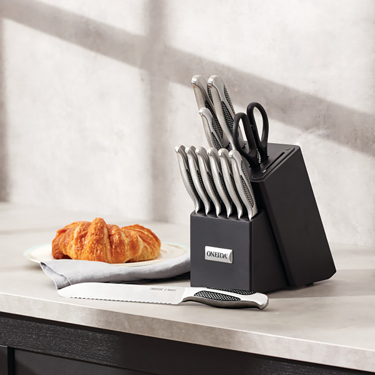 Oneida® 14 Piece Knife Set with Built-in Sharpener 20