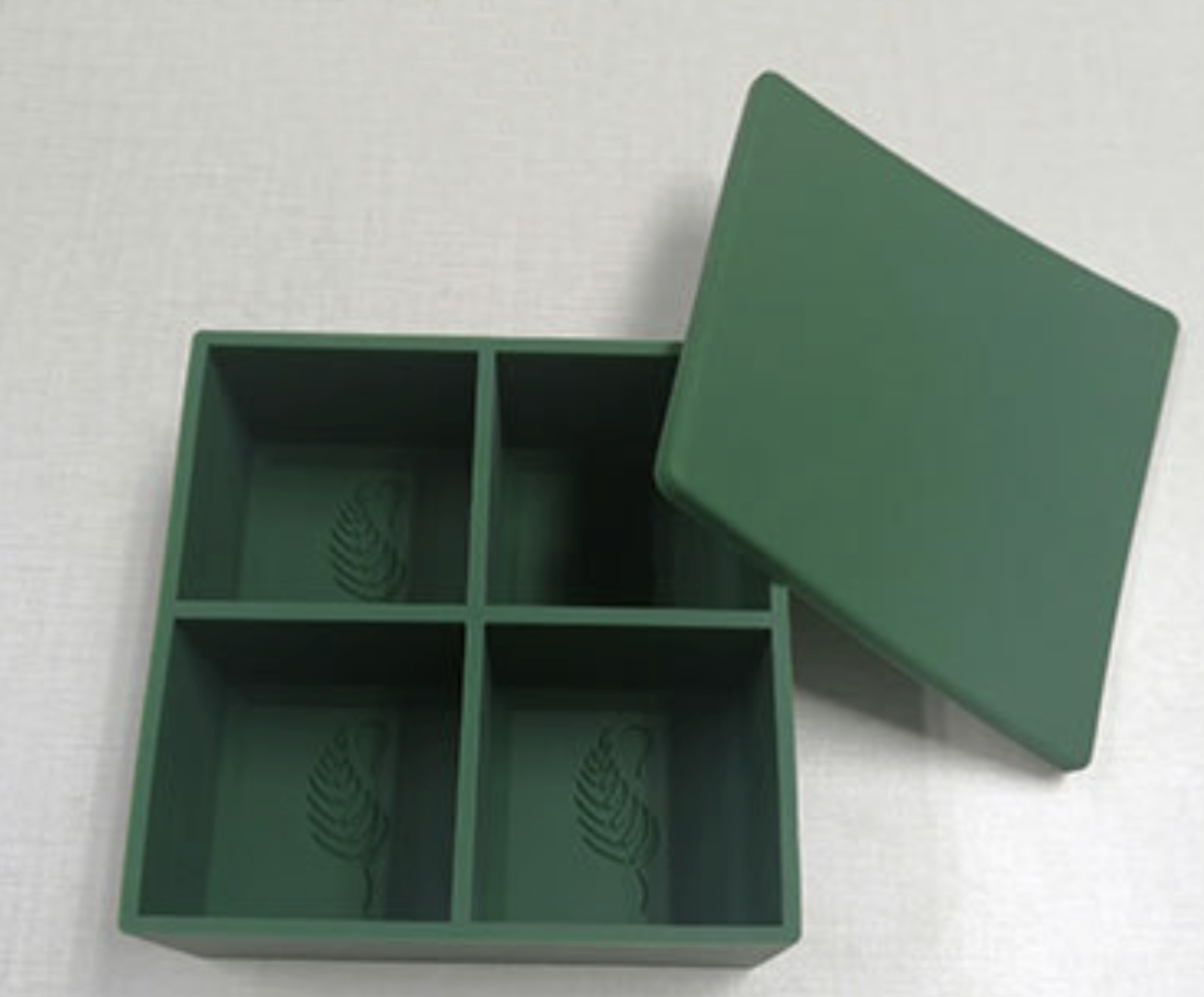 4 Cavity Silicone Ice Cube Tray with Lid 3