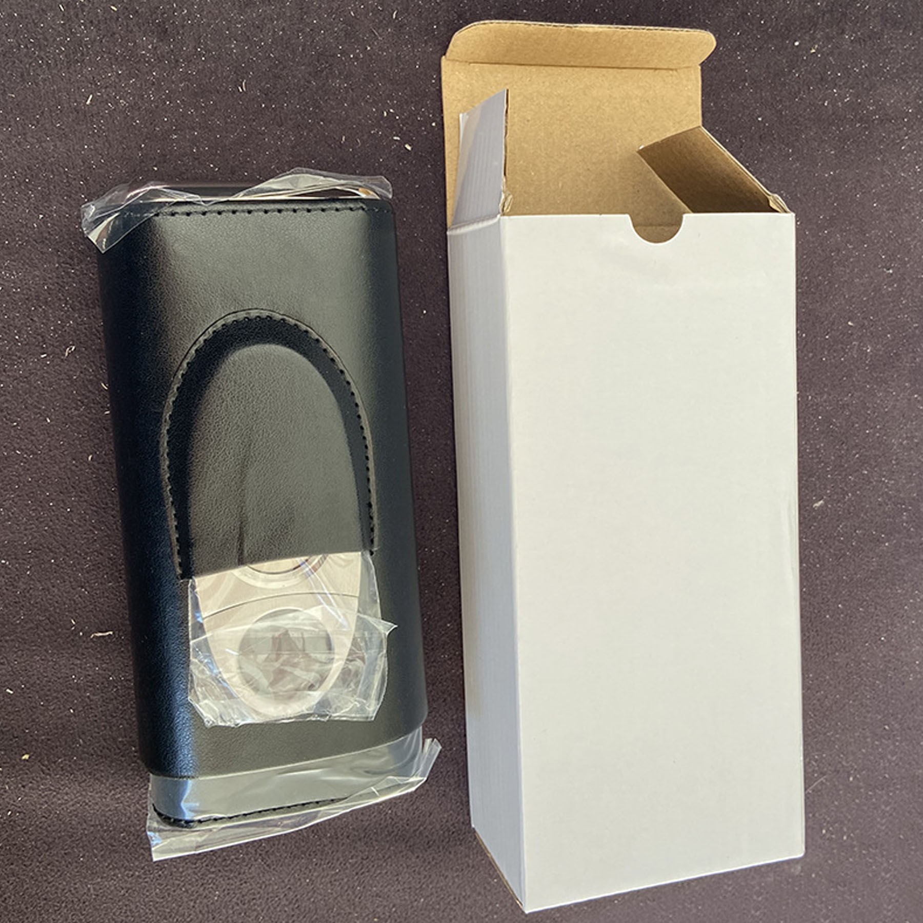 Portable Leather Cigar Case With a Cigar Cutter 2