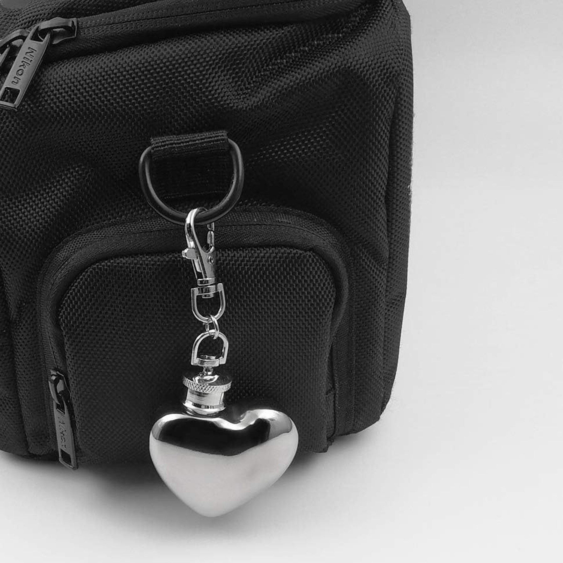 1oz Heart Shaped Pocket Flask 2