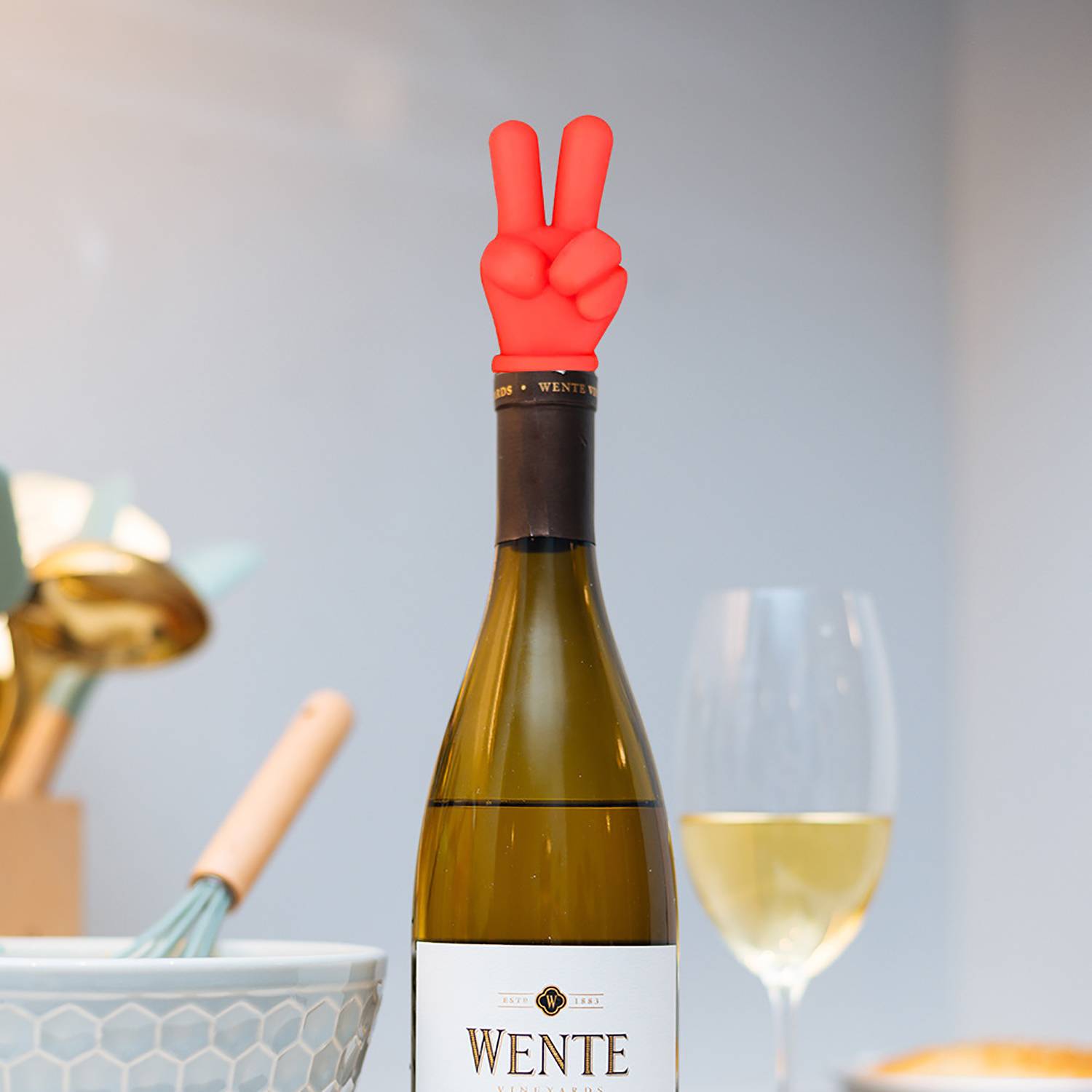 V Gesture Shaped Silicone Wine Bottle Stopper 8