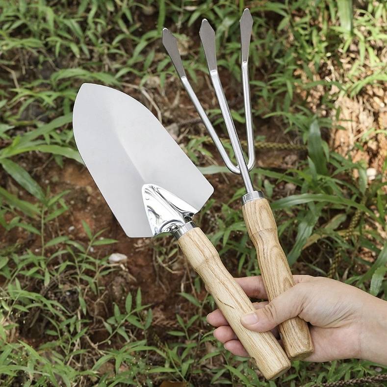 Wood Gardening Pointed Shovel 4