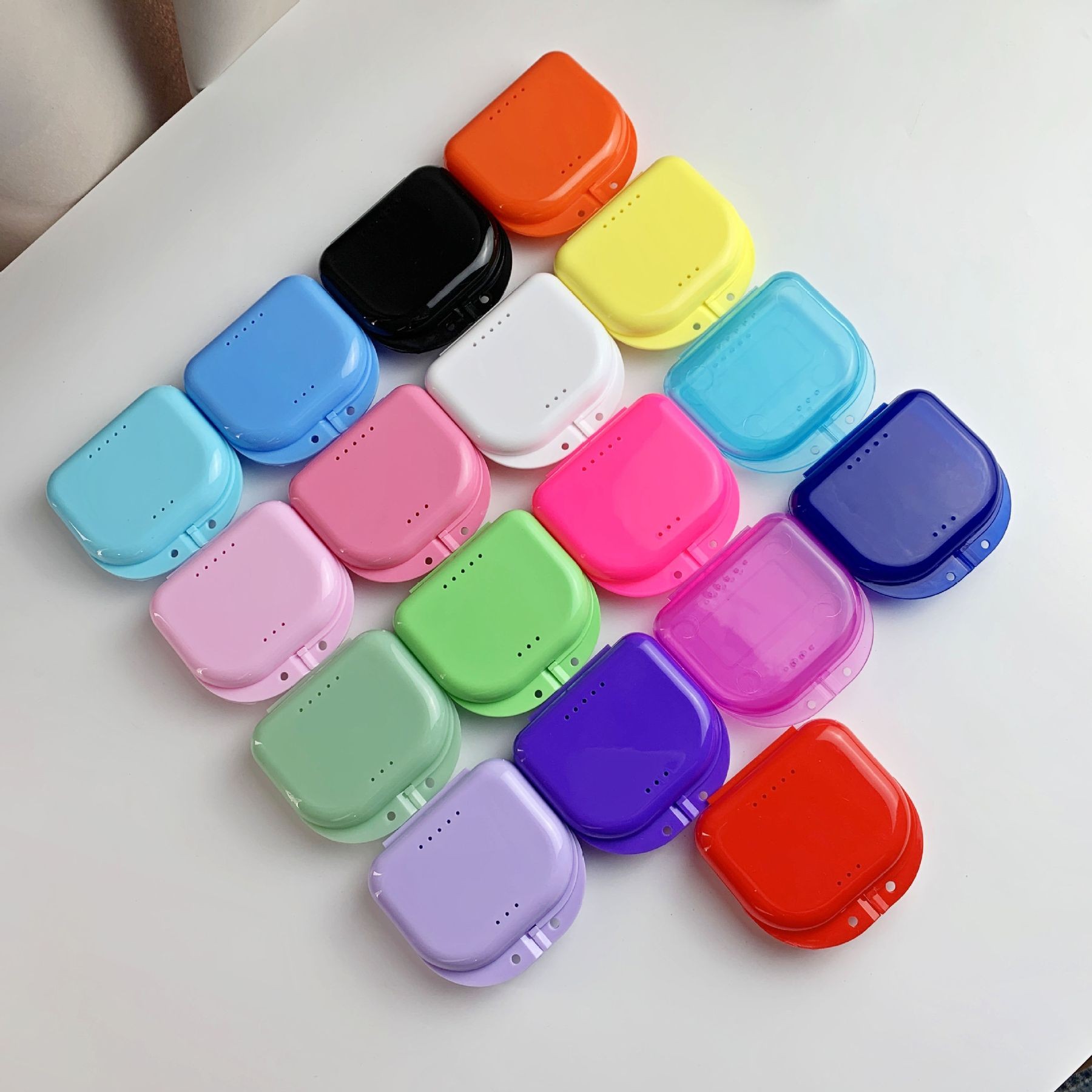 Orthodontic Retainer Case With Vent Holes 15
