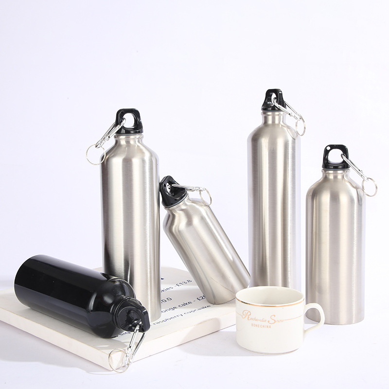 Single-wall stainless steel water bottle with carabiner 2