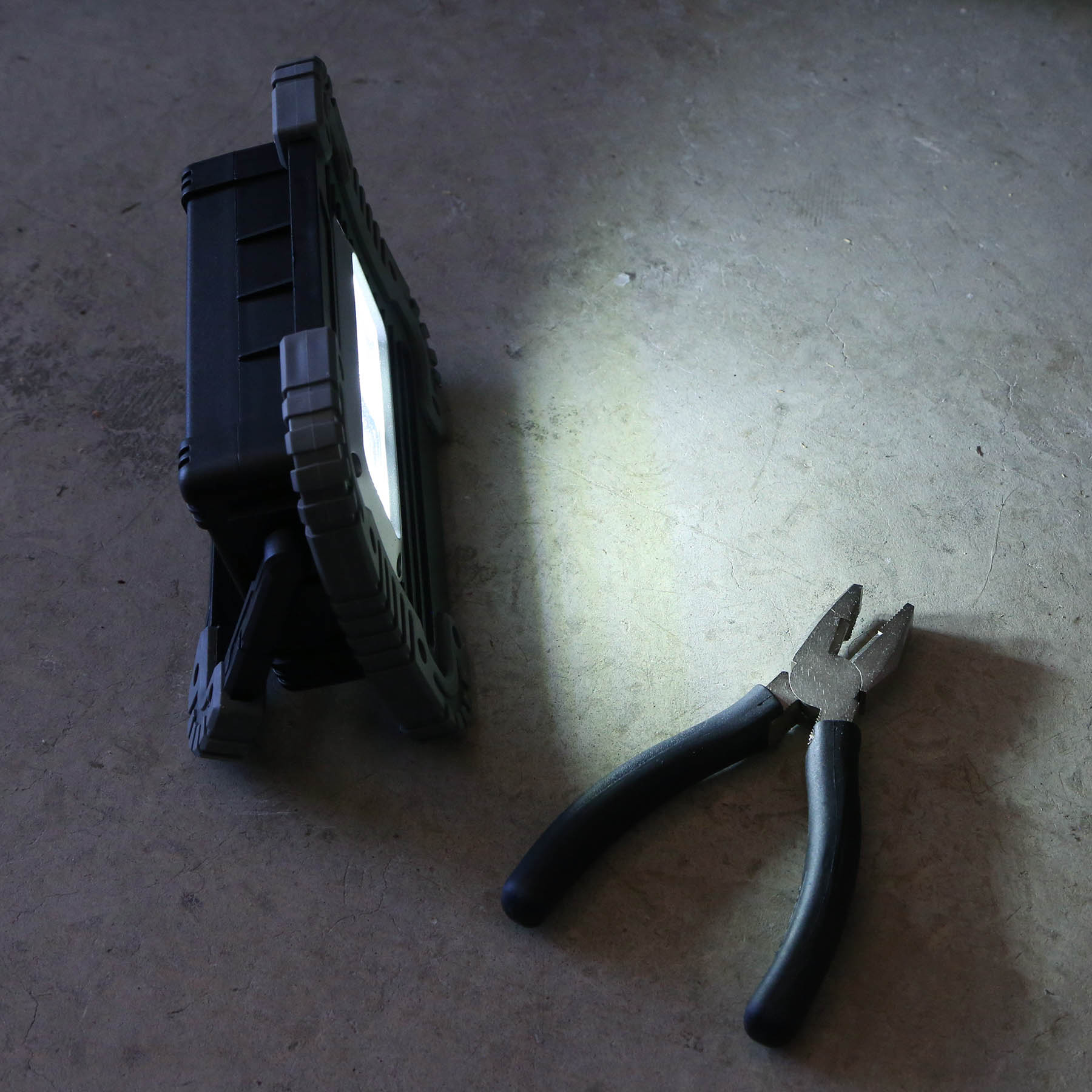 The Illuminator COB Work Light 6