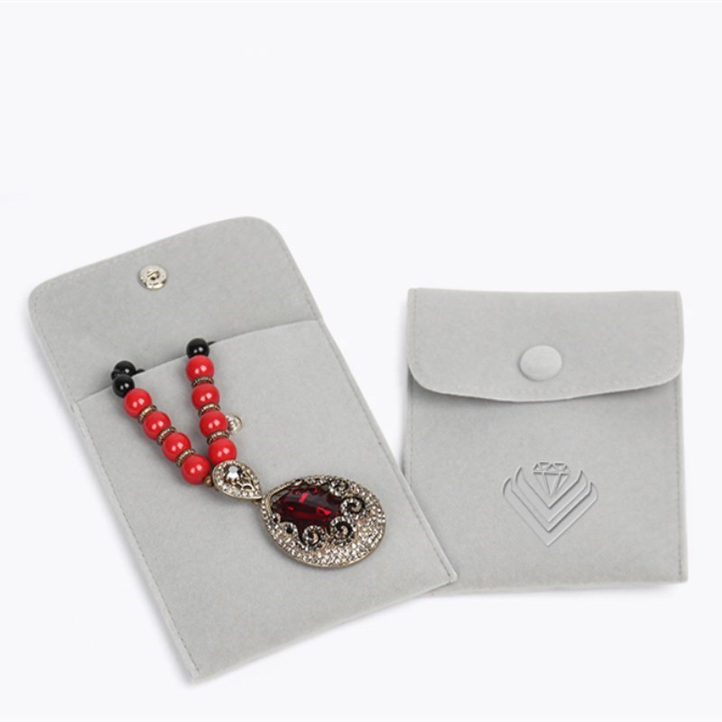 Double-sided flannel can be used to put jewelry in a snap bag 4