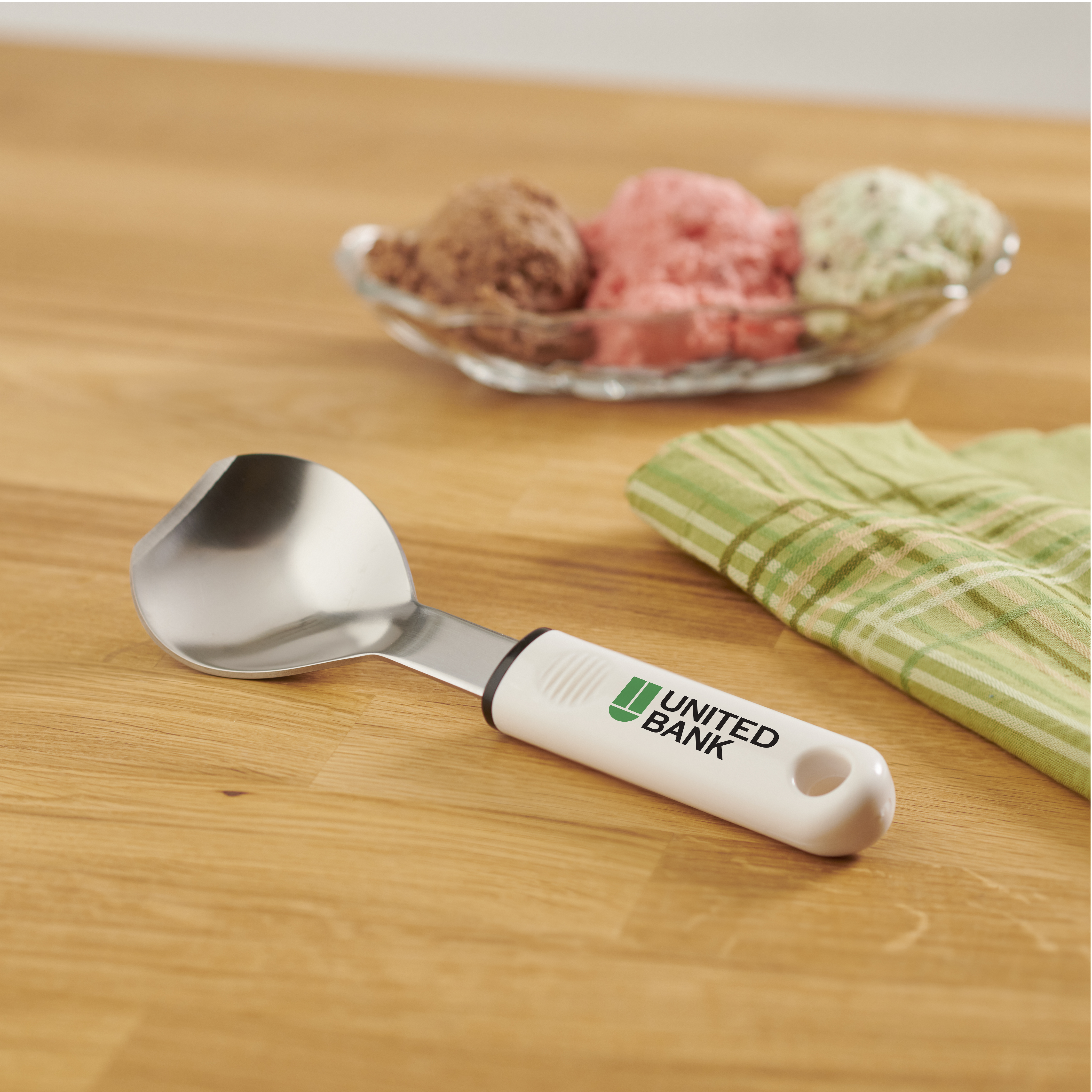 Arctic Scoop with Plastic Handle 3