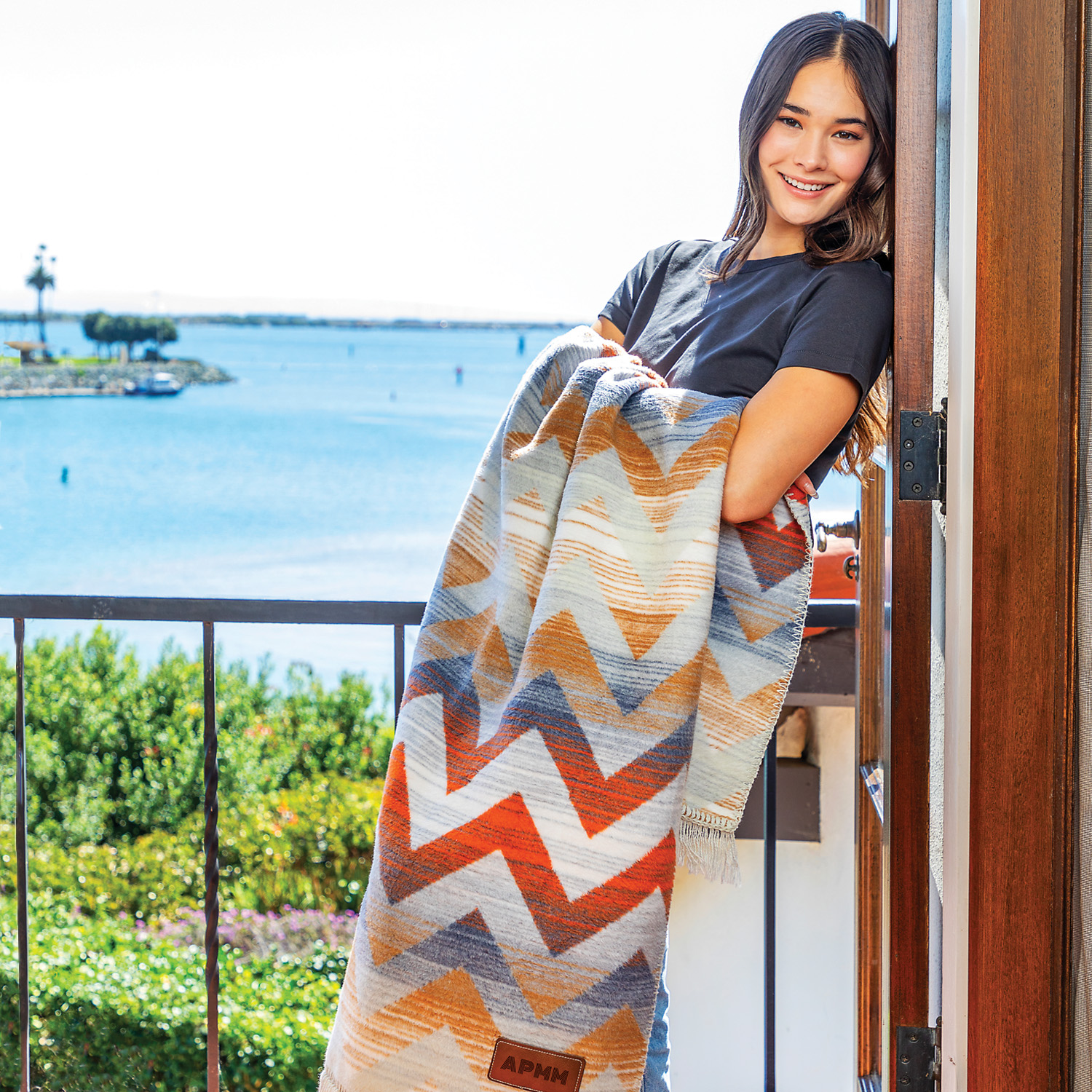 Santa Fe Chevron stripe blanket made of 58% Recycled cotton, 32% Acrylic, 10%Polyester 1